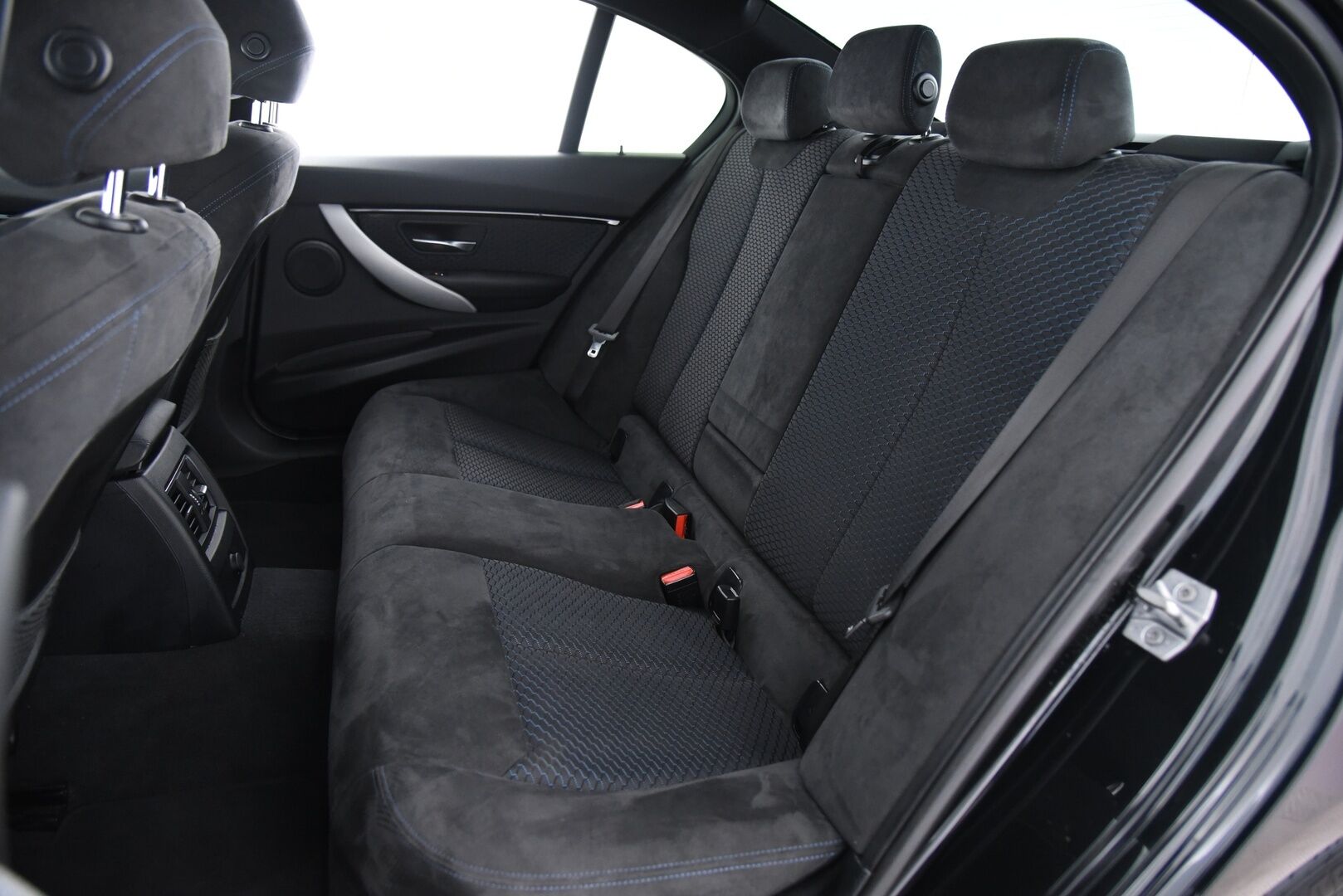 BMW 330 2017 F30 Sedan 330e A Business M Sport / Adapt. vak. / Muistipenkki / Adapt. LED / HiFi / P-Tutkat - Hyvät kesä- ja talvirenkaat BMW:n aluvanteilla!