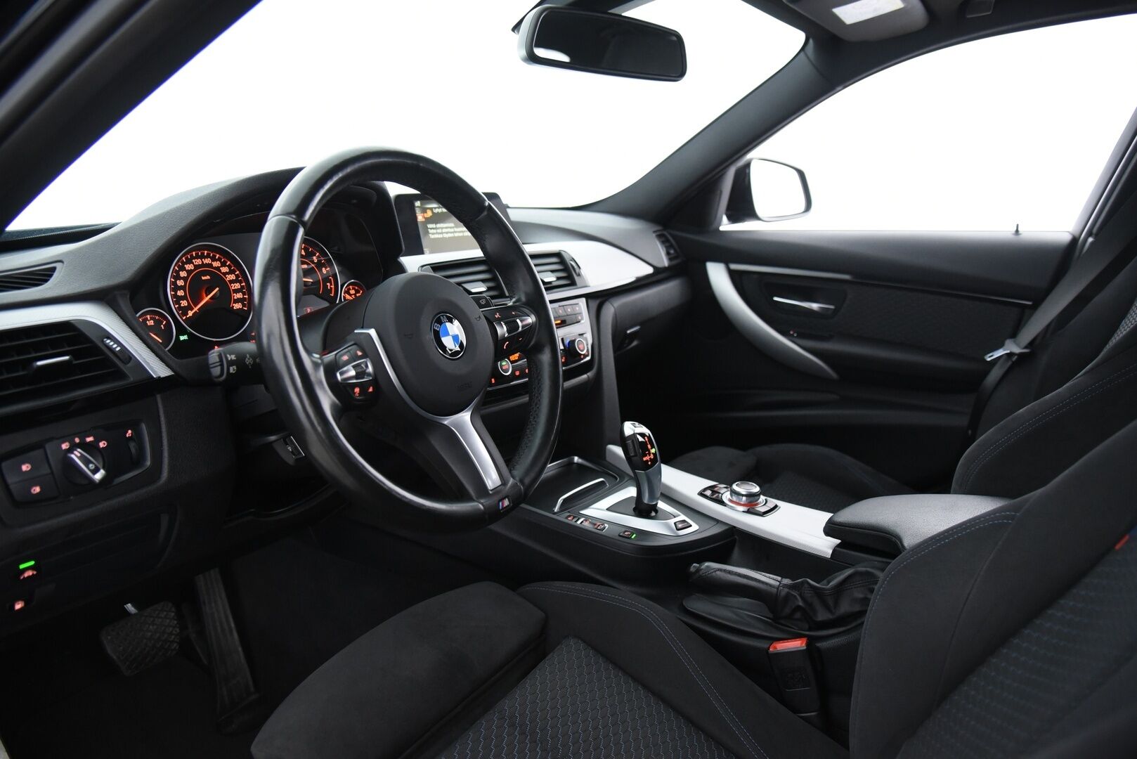 BMW 330 2017 F30 Sedan 330e A Business M Sport / Adapt. vak. / Muistipenkki / Adapt. LED / HiFi / P-Tutkat - Hyvät kesä- ja talvirenkaat BMW:n aluvanteilla!