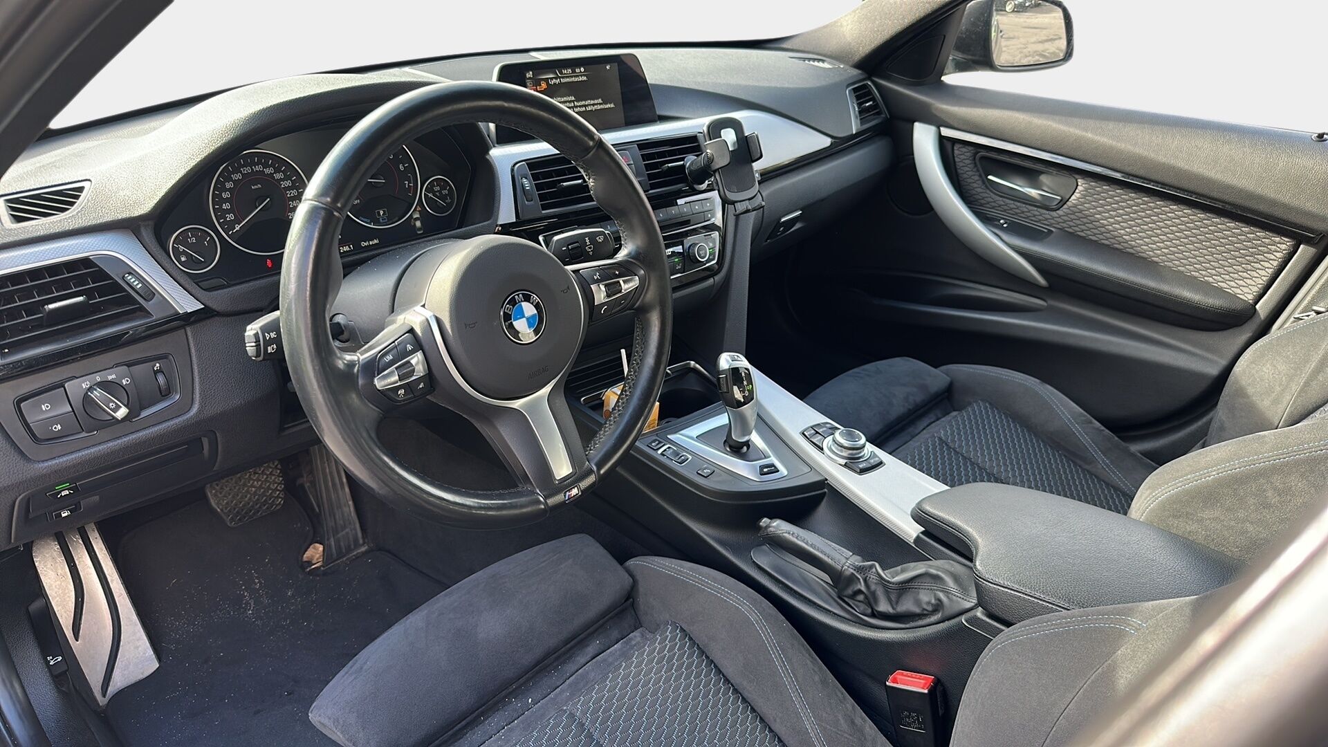 BMW 330 2017 F30 Sedan 330e A Business M Sport / Adapt. vak. / Muistipenkki / Adapt. LED / HiFi / P-Tutkat - Hyvät kesä- ja talvirenkaat BMW:n aluvanteilla!
