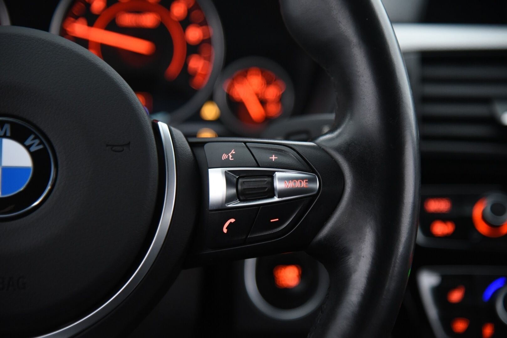 BMW 330 2017 F30 Sedan 330e A Business M Sport / Adapt. vak. / Muistipenkki / Adapt. LED / HiFi / P-Tutkat - Akku kuntotarkastettu! / Kahdet hyvät renkaat