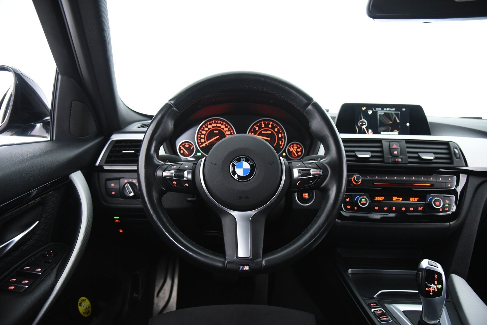 BMW 330 2017 F30 Sedan 330e A Business M Sport / Adapt. vak. / Muistipenkki / Adapt. LED / HiFi / P-Tutkat - Hyvät kesä- ja talvirenkaat BMW:n aluvanteilla!