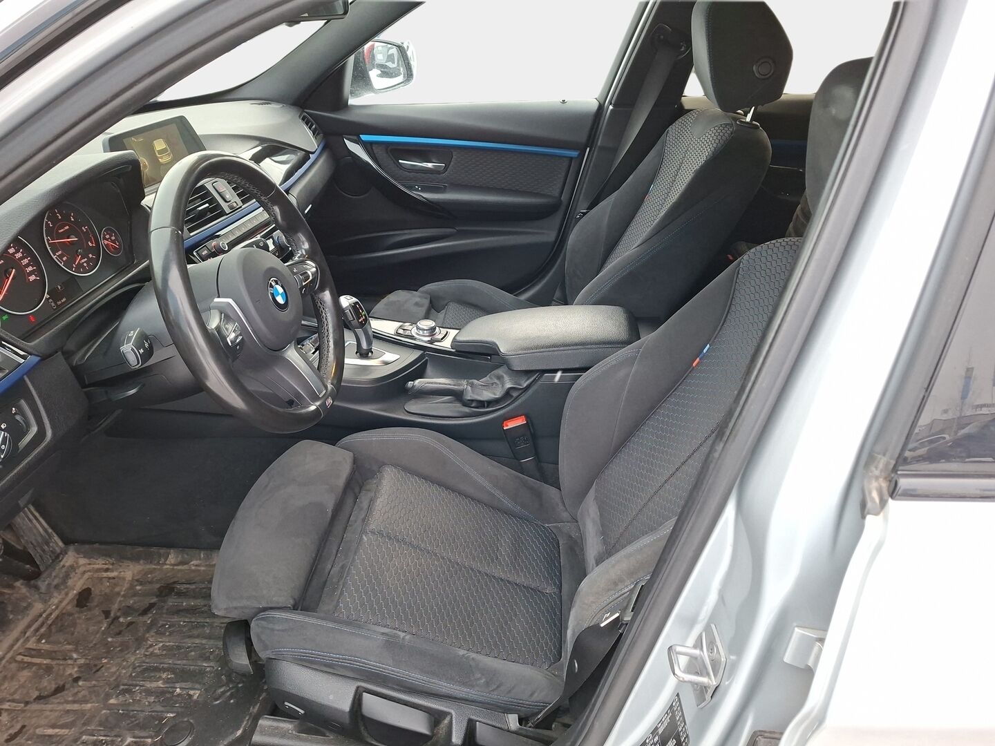 BMW 320 2017 F31 Touring 320d A xDrive Business M Sport Edition * Suomiauto / Vetokoukku / LED / Alcantara / Professional Navi - Lohko & Sisäpistoke / Shadowline / Näyttävät vanteet!