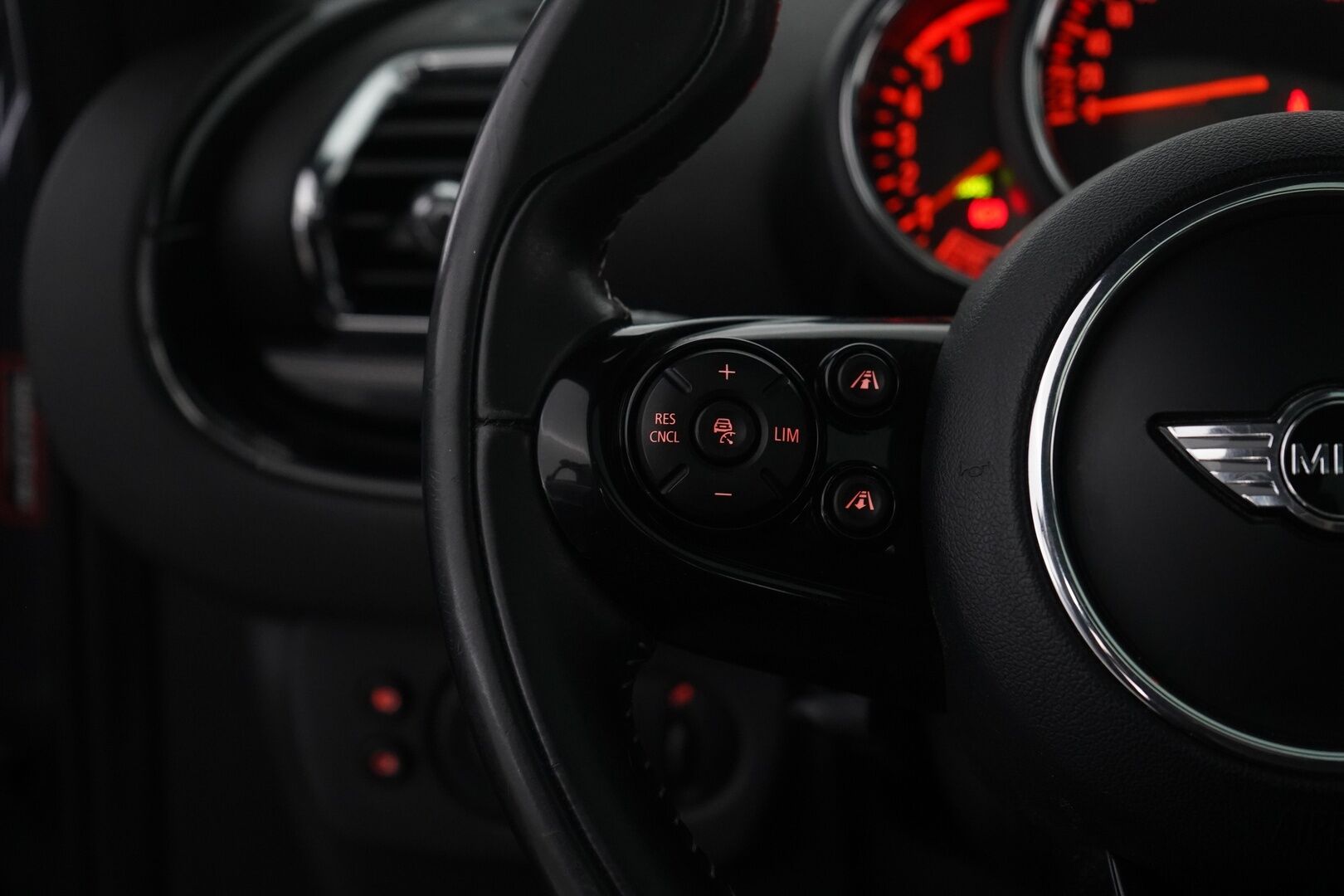 Mini Clubman 2016 Cooper SD A Business *ACC / Panorama / H&K / Nahat / KeyLessGo / HUD* - Kahdet renkaat alumiinivantein / Juuri huollettu