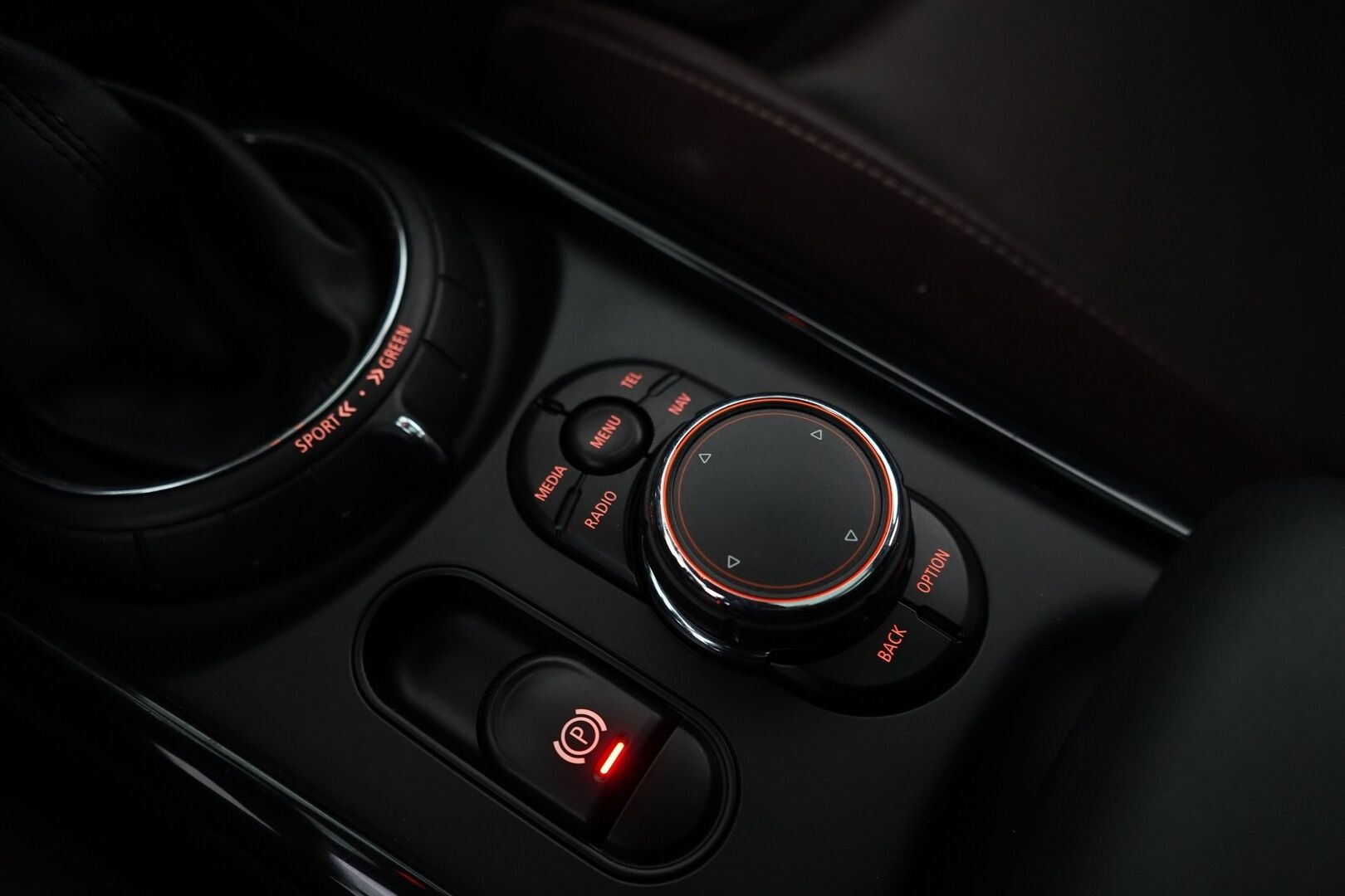 Mini Clubman 2016 Cooper SD A Business *ACC / Panorama / H&K / Nahat / KeyLessGo / HUD* - Kahdet renkaat alumiinivantein / Juuri huollettu - HULLU BLACKWEEK KORKOTARJOUS 2,49%