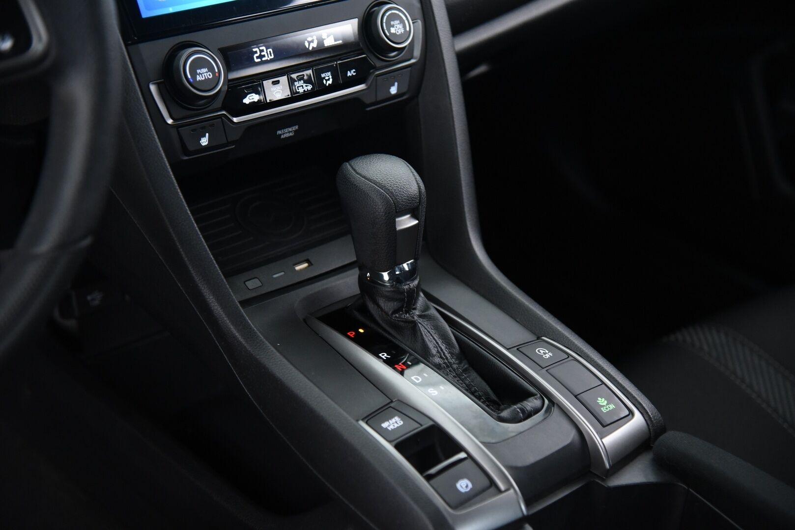 Honda Civic 2018 HB 129 hv Business AT / Suomi-auto / Adapt.vakkari / Kaistavahti / 2x Vanteet - Juuri tehty iso huolto merkkiliikkeellä mm. jakohihna vaihdettu! 