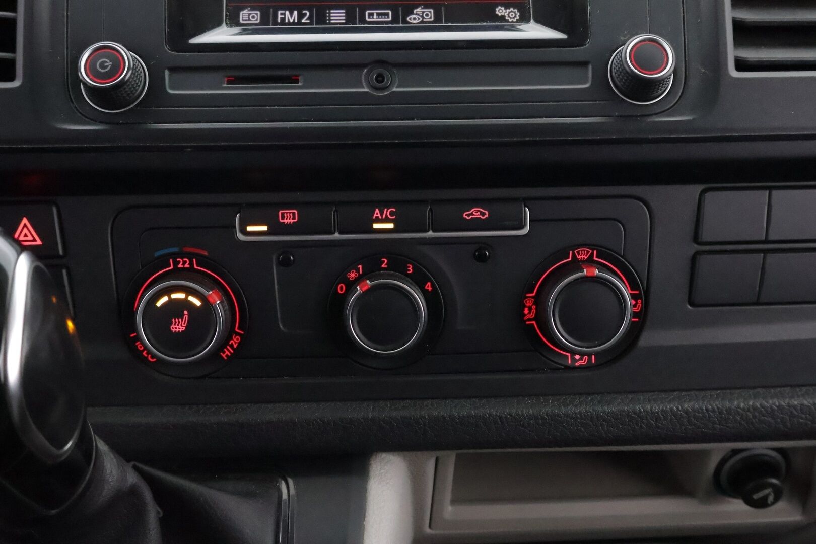 Volkswagen Transporter 2017 umpipakettiauto Pitkä 2,0 TDI 110kW DSG (FI17) BULLI * Webasto / Vetokoukku / LED / Kylkiputket & Lisävalot / Vakkari - Näyttävä / Isosti huollettu / Jakopää tehty / Juuri tullut Tampereelle!