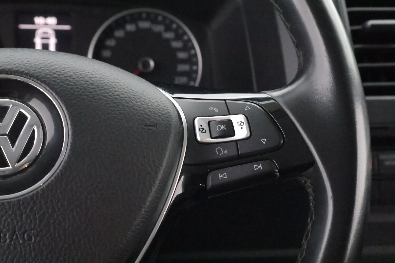 Volkswagen Transporter 2017 umpipakettiauto Pitkä 2,0 TDI 110kW DSG (FI17) BULLI * Webasto / Vetokoukku / LED / Kylkiputket & Lisävalot / Vakkari - Näyttävä / Isosti huollettu / Jakopää tehty / Juuri tullut Tampereelle!