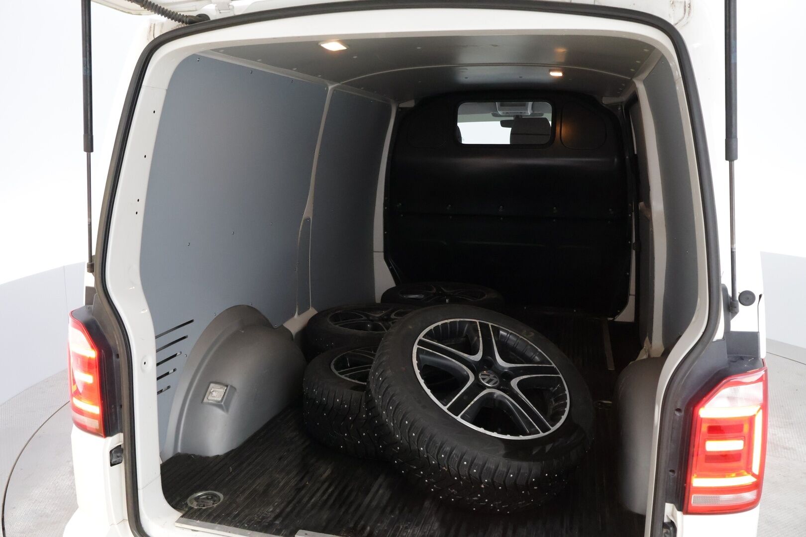 Volkswagen Transporter 2017 umpipakettiauto Pitkä 2,0 TDI 110kW DSG (FI17) BULLI * Webasto / Vetokoukku / LED / Kylkiputket & Lisävalot / Vakkari - Näyttävä / Isosti huollettu / Jakopää tehty / Juuri tullut Tampereelle!