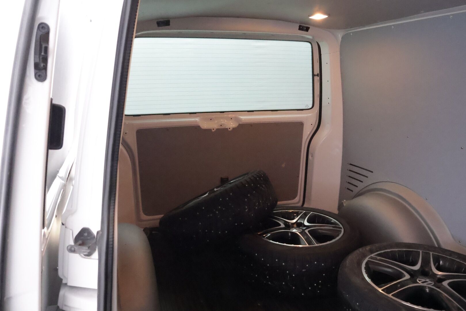 Volkswagen Transporter 2017 umpipakettiauto Pitkä 2,0 TDI 110kW DSG (FI17) BULLI * Webasto / Vetokoukku / LED / Kylkiputket & Lisävalot / Vakkari - Näyttävä / Isosti huollettu / Jakopää tehty / Juuri tullut Tampereelle!