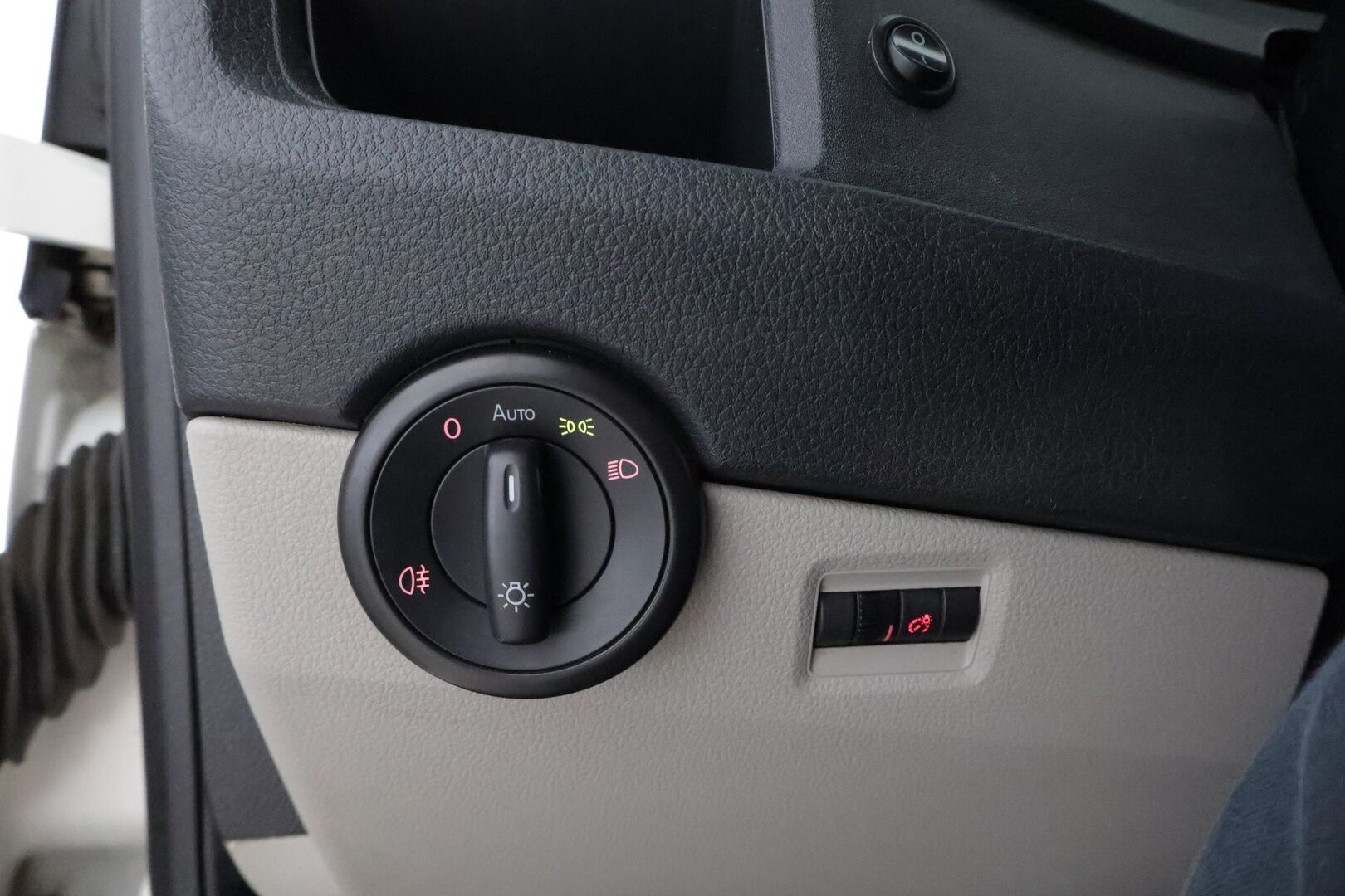 Volkswagen Transporter 2017 umpipakettiauto Pitkä 2,0 TDI 110kW DSG (FI17) BULLI * Webasto / Vetokoukku / LED / Kylkiputket & Lisävalot / Vakkari - Näyttävä / Isosti huollettu / Jakopää tehty / Juuri tullut Tampereelle!