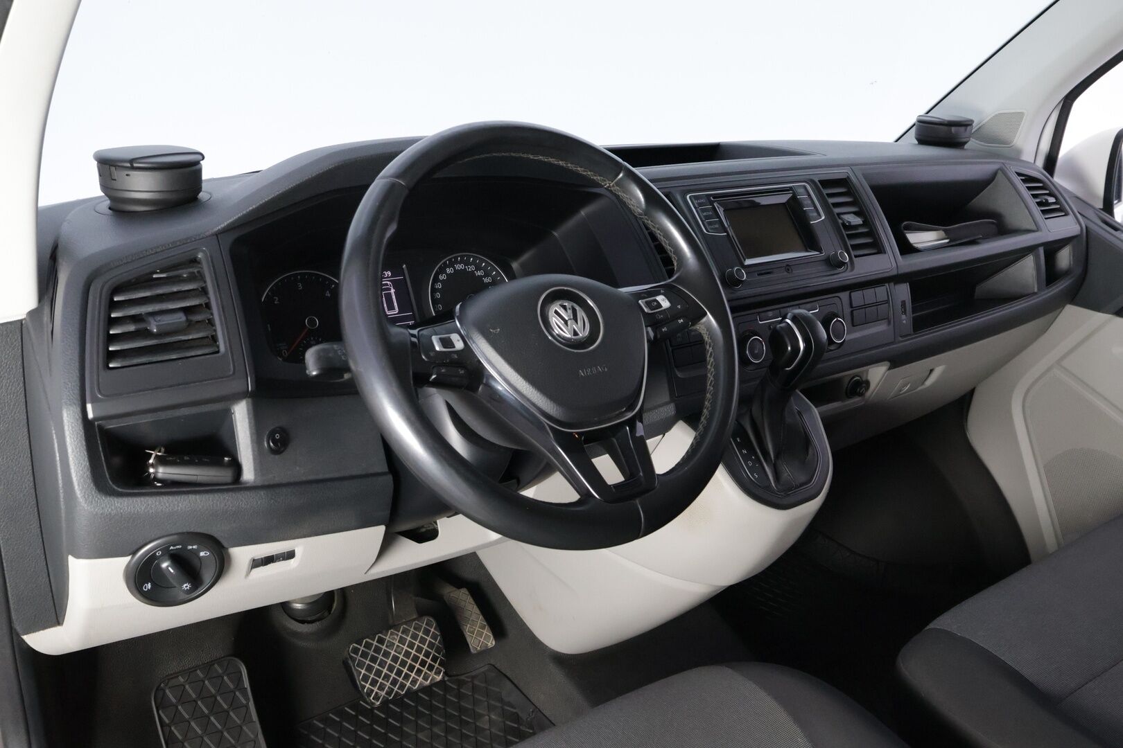 Volkswagen Transporter 2017 umpipakettiauto Pitkä 2,0 TDI 110kW DSG (FI17) BULLI * Webasto / Vetokoukku / LED / Kylkiputket & Lisävalot / Vakkari - Näyttävä / Isosti huollettu / Jakopää tehty / Juuri tullut Tampereelle!