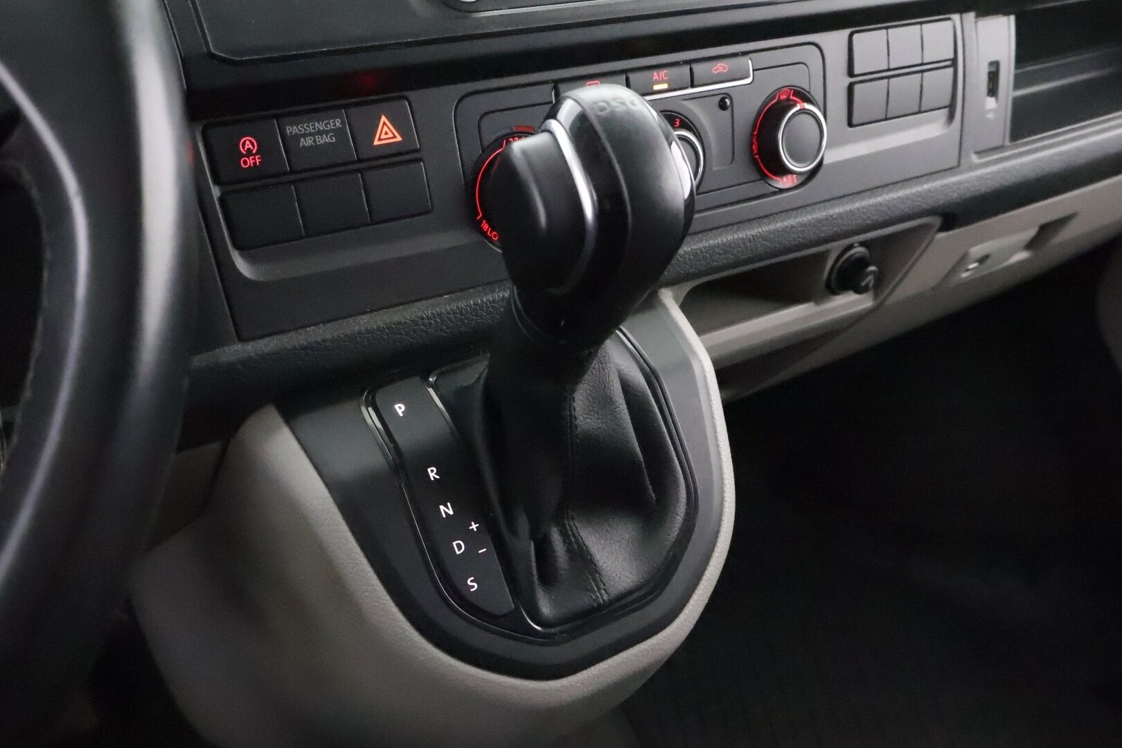 Volkswagen Transporter 2017 umpipakettiauto Pitkä 2,0 TDI 110kW DSG (FI17) BULLI * Webasto / Vetokoukku / LED / Kylkiputket & Lisävalot / Vakkari - Näyttävä / Isosti huollettu / Jakopää tehty / Juuri tullut Tampereelle!