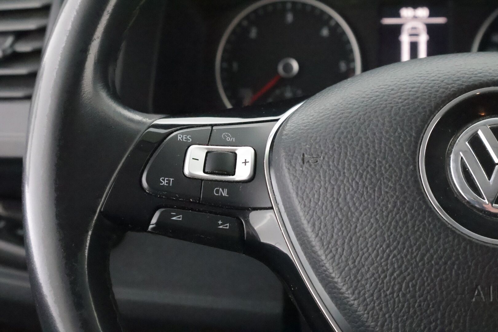 Volkswagen Transporter 2017 umpipakettiauto Pitkä 2,0 TDI 110kW DSG (FI17) BULLI * Webasto / Vetokoukku / LED / Kylkiputket & Lisävalot / Vakkari - Näyttävä / Isosti huollettu / Jakopää tehty / Juuri tullut Tampereelle!