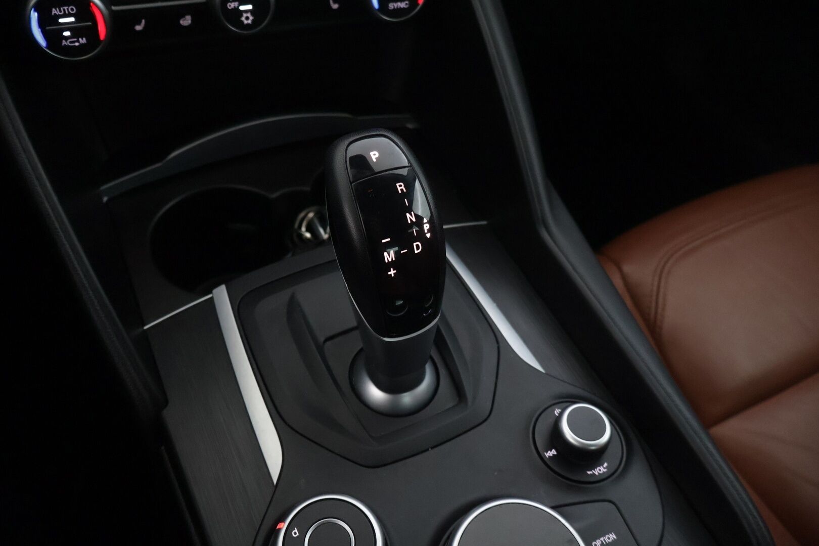 Alfa Romeo Giulia 2017 2,0 Bensiini 200hp AT8 Super - | Suomi-auto | Muistipenkit | Nahkasisusta | Keyless go | P.Tutkat |