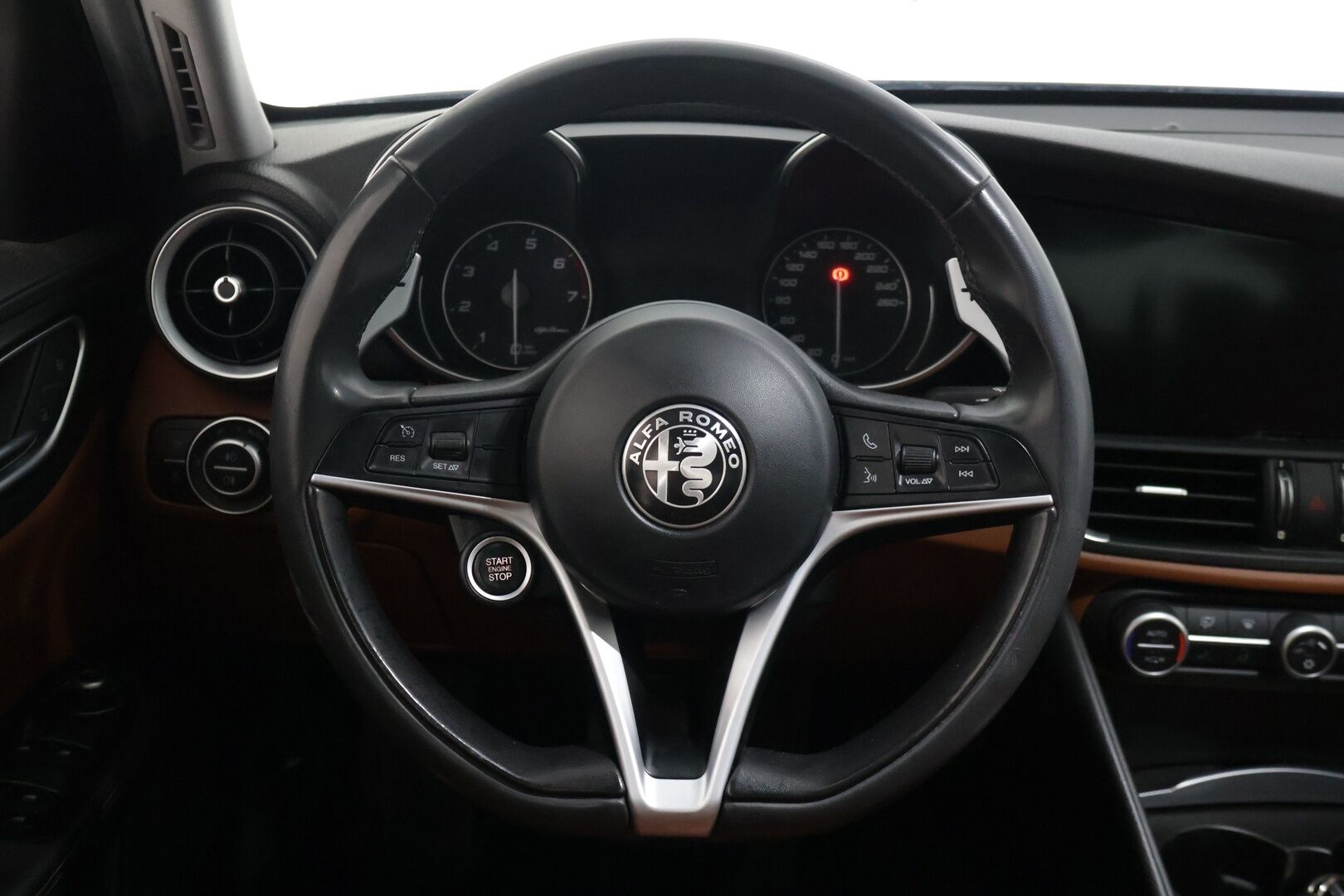 Alfa Romeo Giulia 2017 2,0 Bensiini 200hp AT8 Super - | Suomi-auto | Muistipenkit | Nahkasisusta | Keyless go | P.Tutkat |