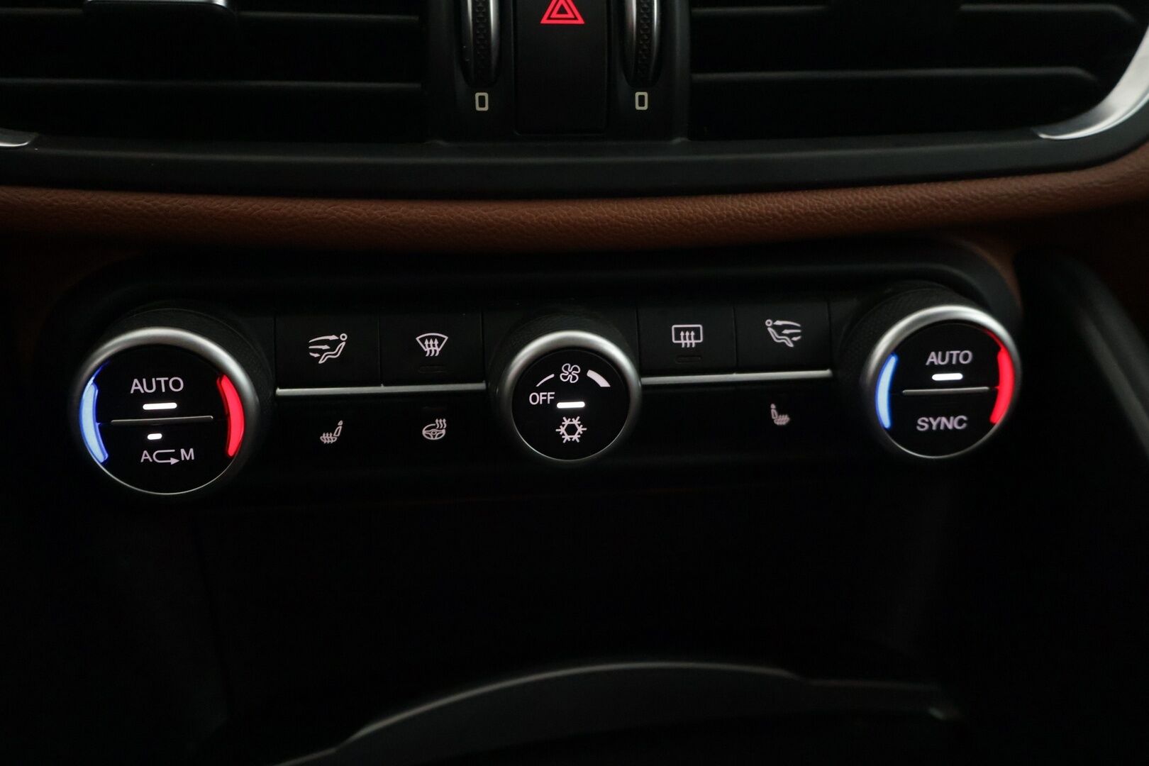 Alfa Romeo Giulia 2017 2,0 Bensiini 200hp AT8 Super - | Suomi-auto | Muistipenkit | Nahkasisusta | Keyless go | P.Tutkat |