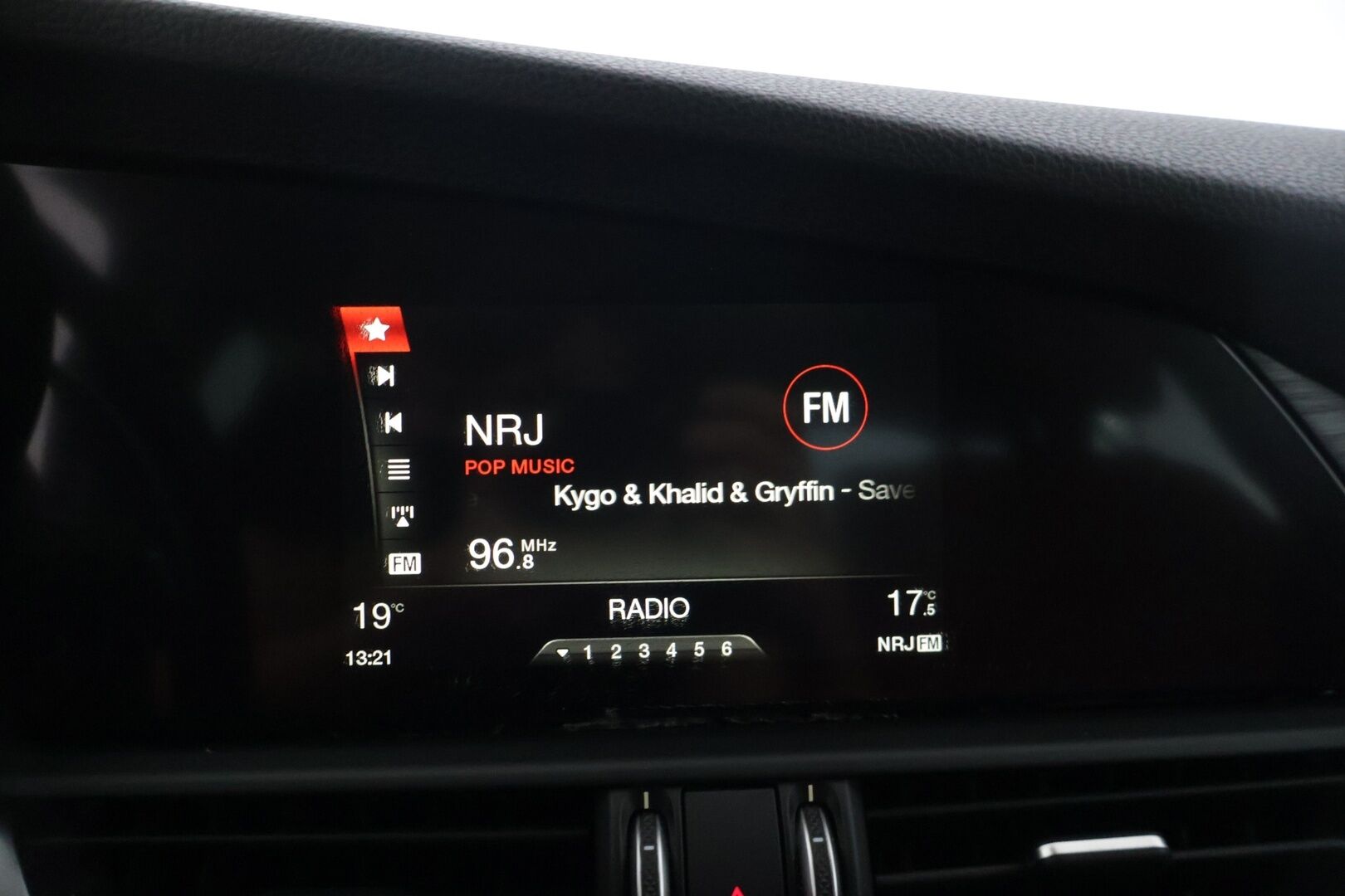 Alfa Romeo Giulia 2017 2,0 Bensiini 200hp AT8 Super - | Suomi-auto | Muistipenkit | Nahkasisusta | Keyless go | P.Tutkat |