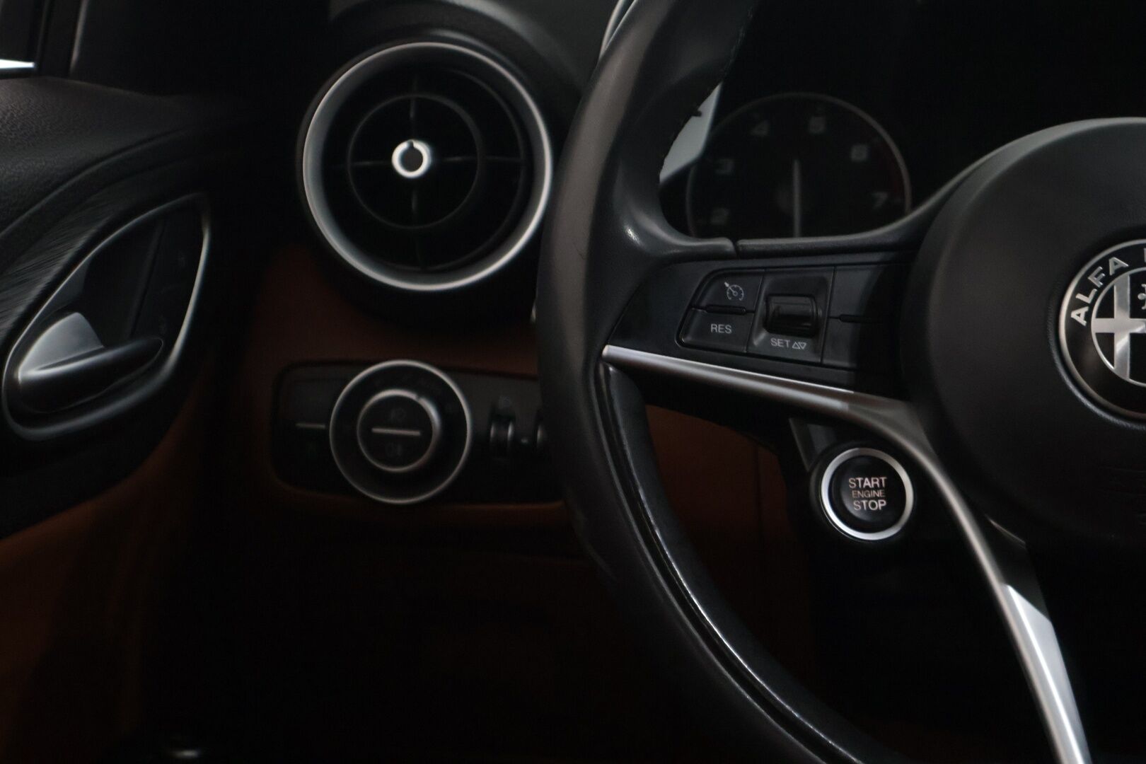 Alfa Romeo Giulia 2017 2,0 Bensiini 200hp AT8 Super - | Suomi-auto | Muistipenkit | Nahkasisusta | Keyless go | P.Tutkat |