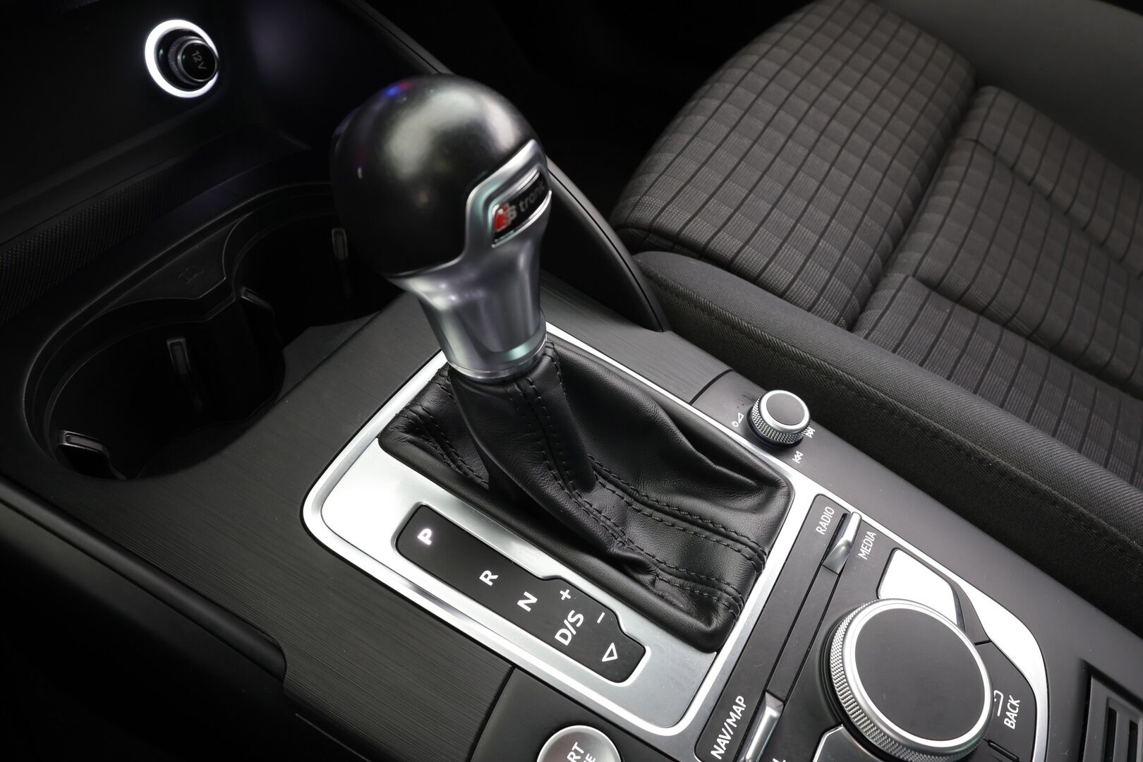 Audi A3 2017 Sportback Land of quattro Edition 2,0 TFSI 140 kW quattro S tronic * ACC / P.tutkat / Matrix LED / Webasto * - KeylessGo / Suomi-auto / Kahdet renkaat aluvanteilla - HULLU BLACKWEEK KORKOTARJOUS 2,49%