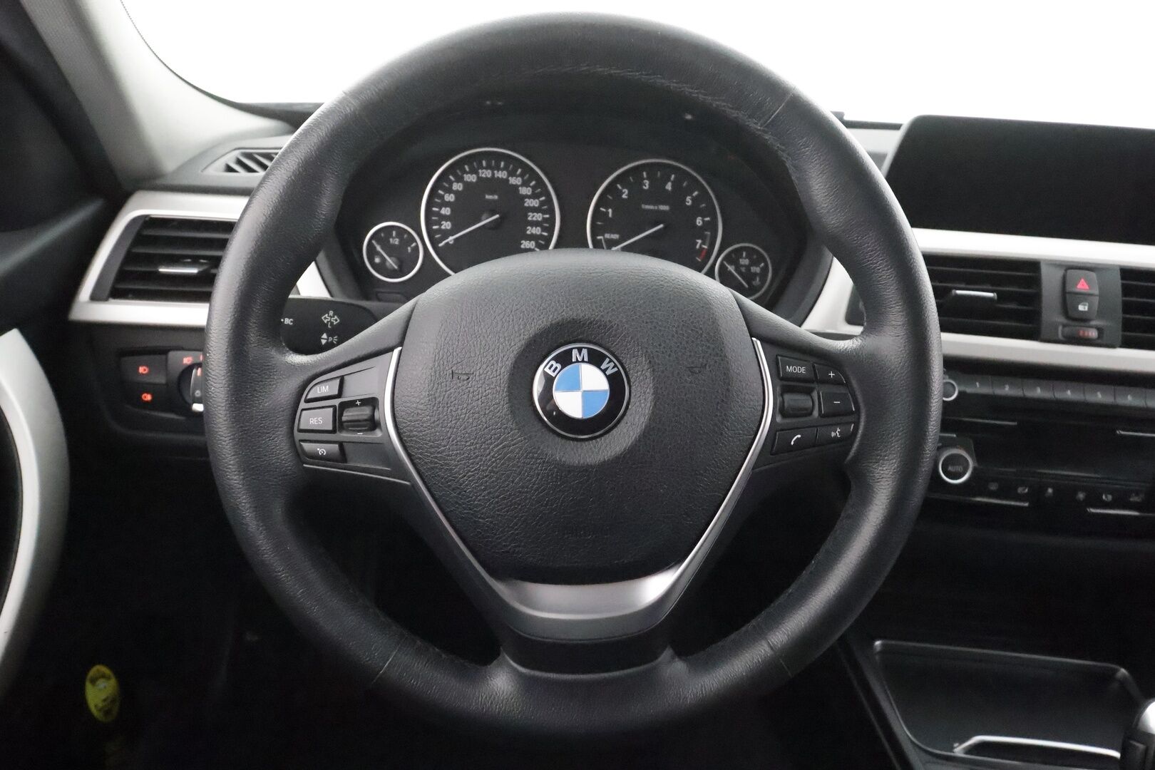 BMW 320 2017 F30 Sedan 320i A xDrive Business Exclusive Edition * Lohkolämmitin / Koukku / LED / P.Tutkat / Sportnahat / Vakkari / Navi * - Suomi-auto / Kahdet renkaat aluvanteilla - HULLUT AVAJAISHULINAT KORKOTARJOUS 3,29 %