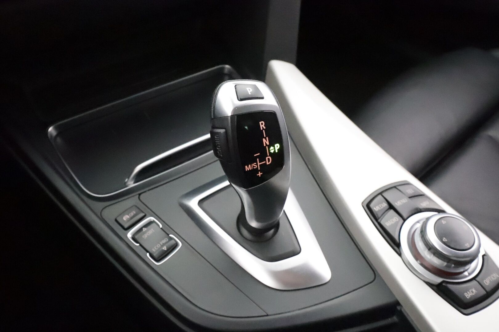 BMW 320 2017 F30 Sedan 320i A xDrive Business Exclusive Edition * Lohkolämmitin / Koukku / LED / P.Tutkat / Sportnahat / Vakkari / Navi * - Suomi-auto / Kahdet renkaat aluvanteilla - HULLUT AVAJAISHULINAT KORKOTARJOUS 3,29 %