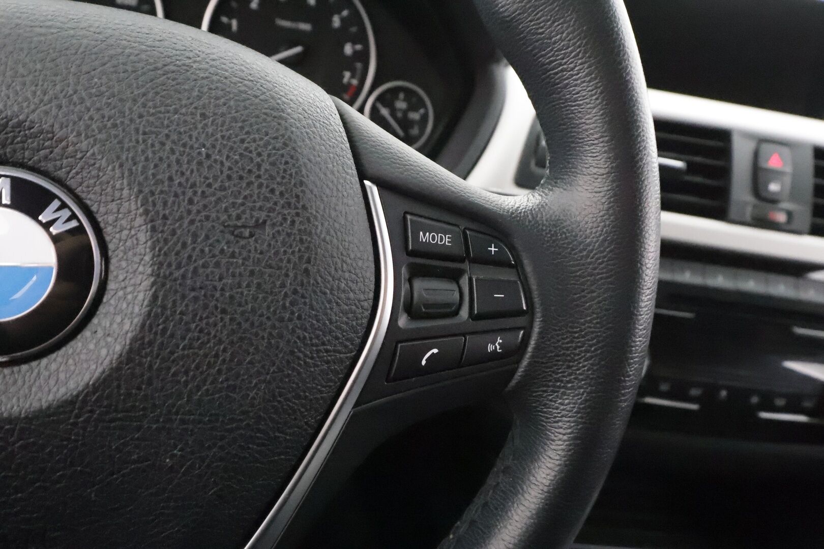 BMW 320 2017 F30 Sedan 320i A xDrive Business Exclusive Edition * Lohkolämmitin / Koukku / LED / P.Tutkat / Sportnahat / Vakkari / Navi * - Suomi-auto / Kahdet renkaat aluvanteilla - HULLUT AVAJAISHULINAT KORKOTARJOUS 3,29 %