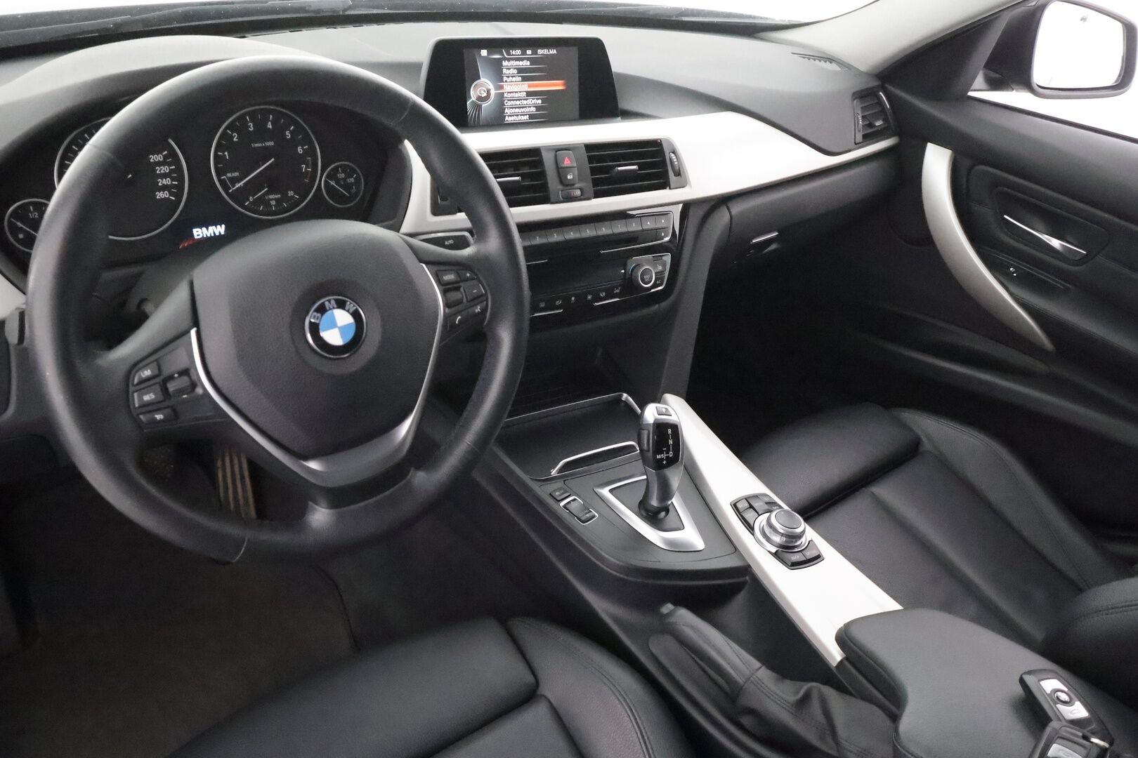 BMW 320 2017 F30 Sedan 320i A xDrive Business Exclusive Edition * Lohkolämmitin / Koukku / LED / P.Tutkat / Sportnahat / Vakkari / Navi * - Suomi-auto / Kahdet renkaat aluvanteilla - HULLUT AVAJAISHULINAT KORKOTARJOUS 3,29 %