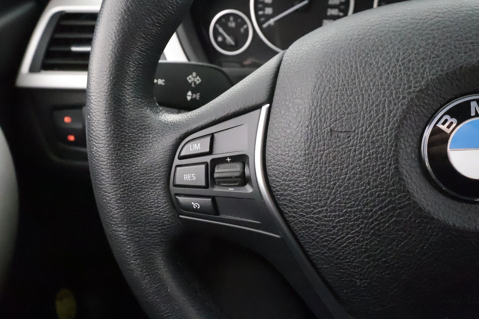 BMW 320 2017 F30 Sedan 320i A xDrive Business Exclusive Edition * Lohkolämmitin / Koukku / LED / P.Tutkat / Sportnahat / Vakkari / Navi * - Suomi-auto / Kahdet renkaat aluvanteilla - HULLUT AVAJAISHULINAT KORKOTARJOUS 3,29 %