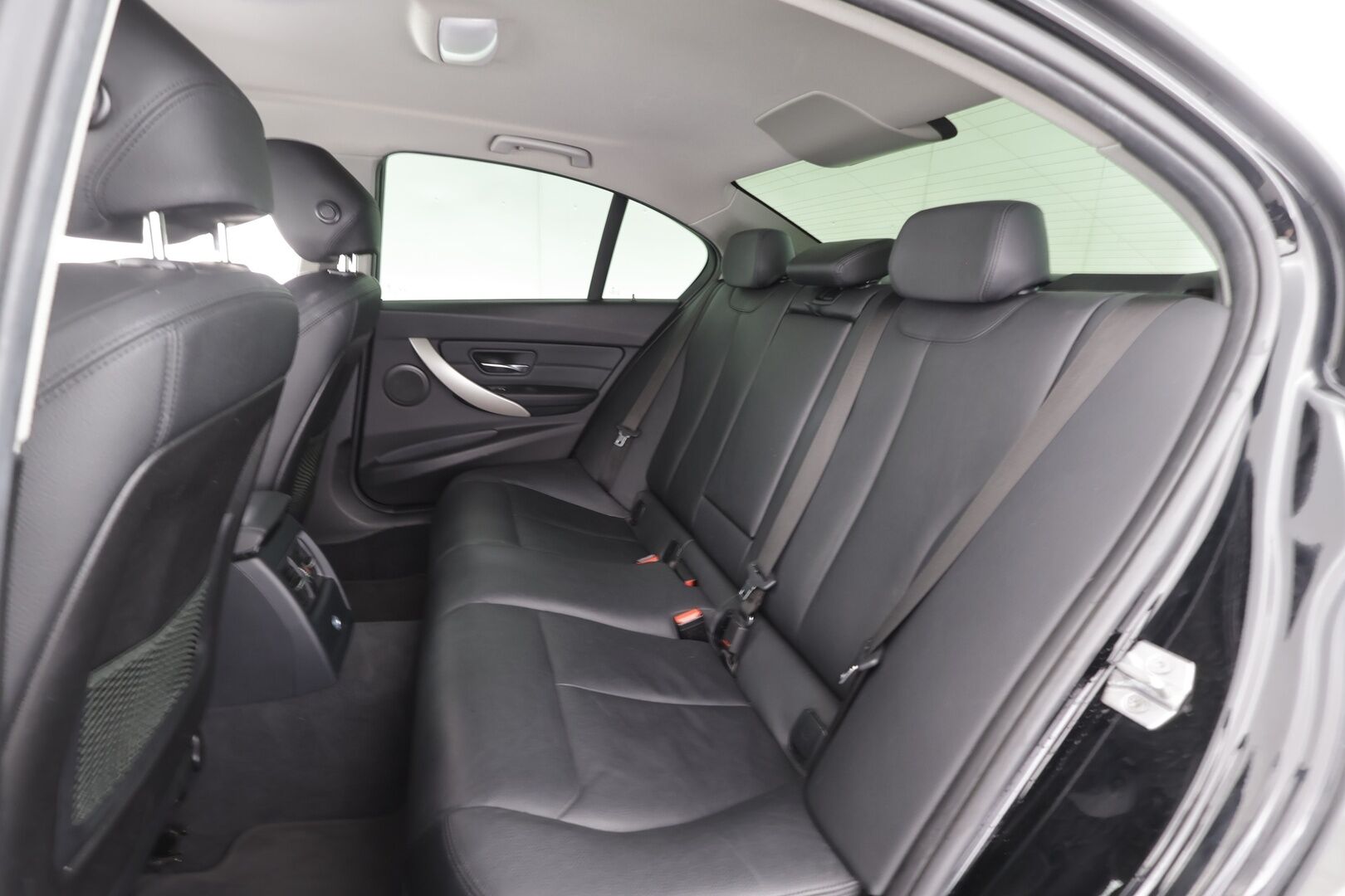 BMW 320 2017 F30 Sedan 320i A xDrive Business Exclusive Edition * Lohkolämmitin / Koukku / LED / P.Tutkat / Sportnahat / Vakkari / Navi * - Suomi-auto / Kahdet renkaat aluvanteilla - HULLUT AVAJAISHULINAT KORKOTARJOUS 3,29 %