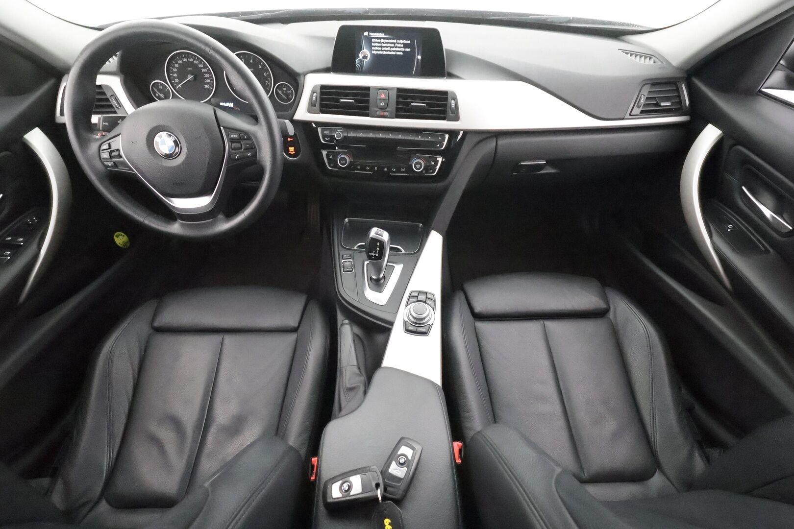 BMW 320 2017 F30 Sedan 320i A xDrive Business Exclusive Edition * Lohkolämmitin / Koukku / LED / P.Tutkat / Sportnahat / Vakkari / Navi * - Suomi-auto / Kahdet renkaat aluvanteilla - HULLUT AVAJAISHULINAT KORKOTARJOUS 3,29 %
