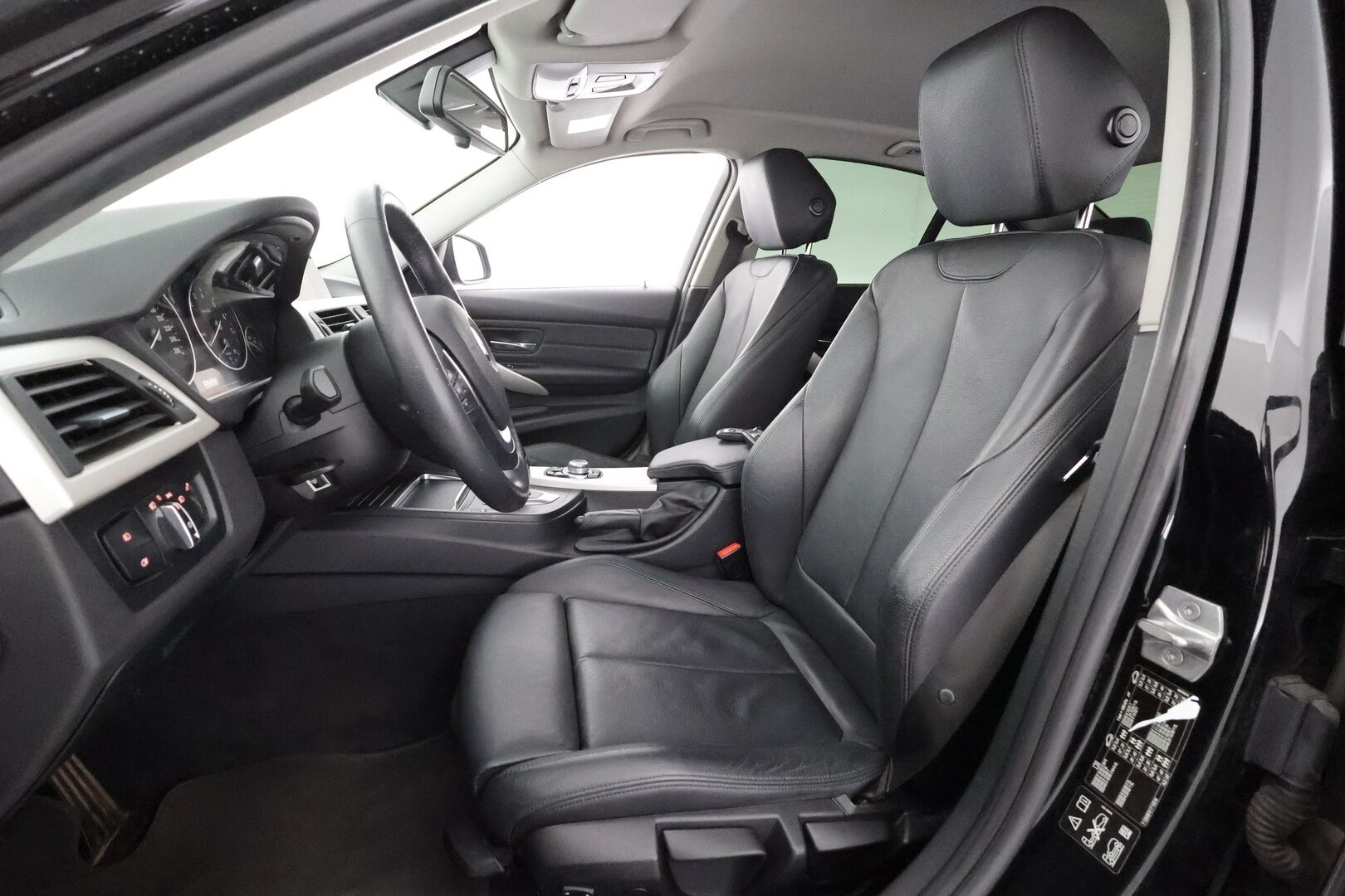 BMW 320 2017 F30 Sedan 320i A xDrive Business Exclusive Edition * Lohkolämmitin / Koukku / LED / P.Tutkat / Sportnahat / Vakkari / Navi * - Suomi-auto / Kahdet renkaat aluvanteilla - HULLUT AVAJAISHULINAT KORKOTARJOUS 3,29 %