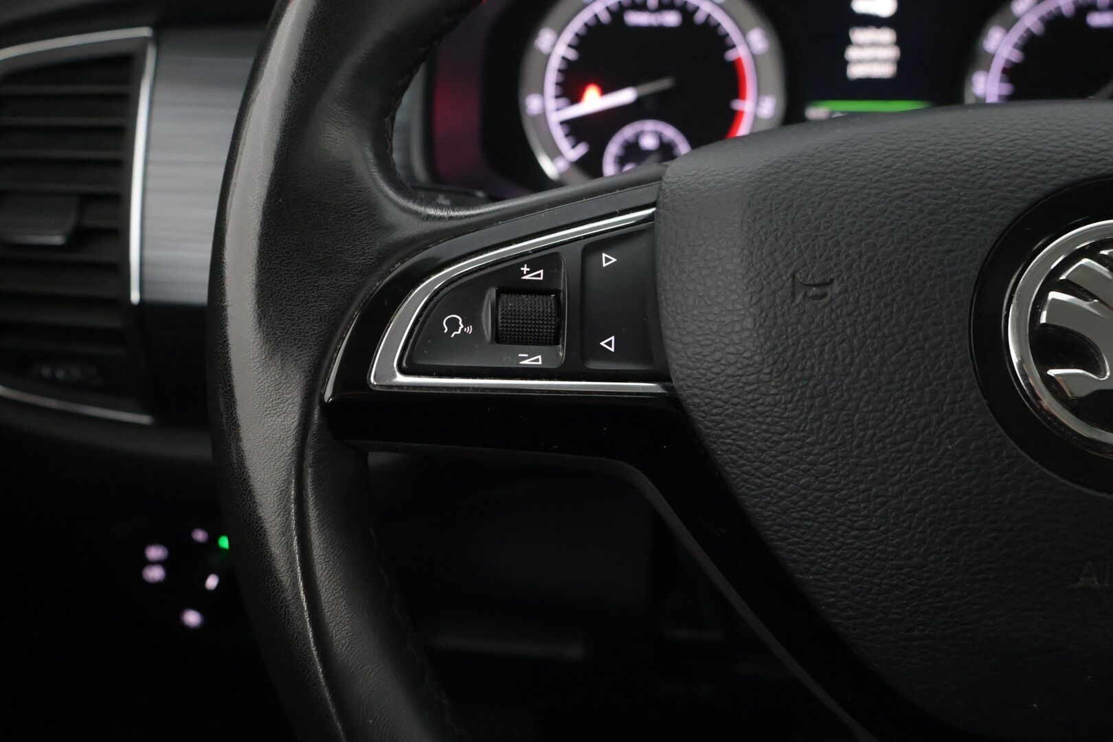 Skoda Kodiaq 2017 1,4 TSI ACT Ambition DSG Autom. / Webasto / Koukku / Tutkat / Sähkökontti - Suomi auto / Vakionopeudensäädin / AppleCarPlay / LED ajovalot / Lämmitettävä ohjauspyörä