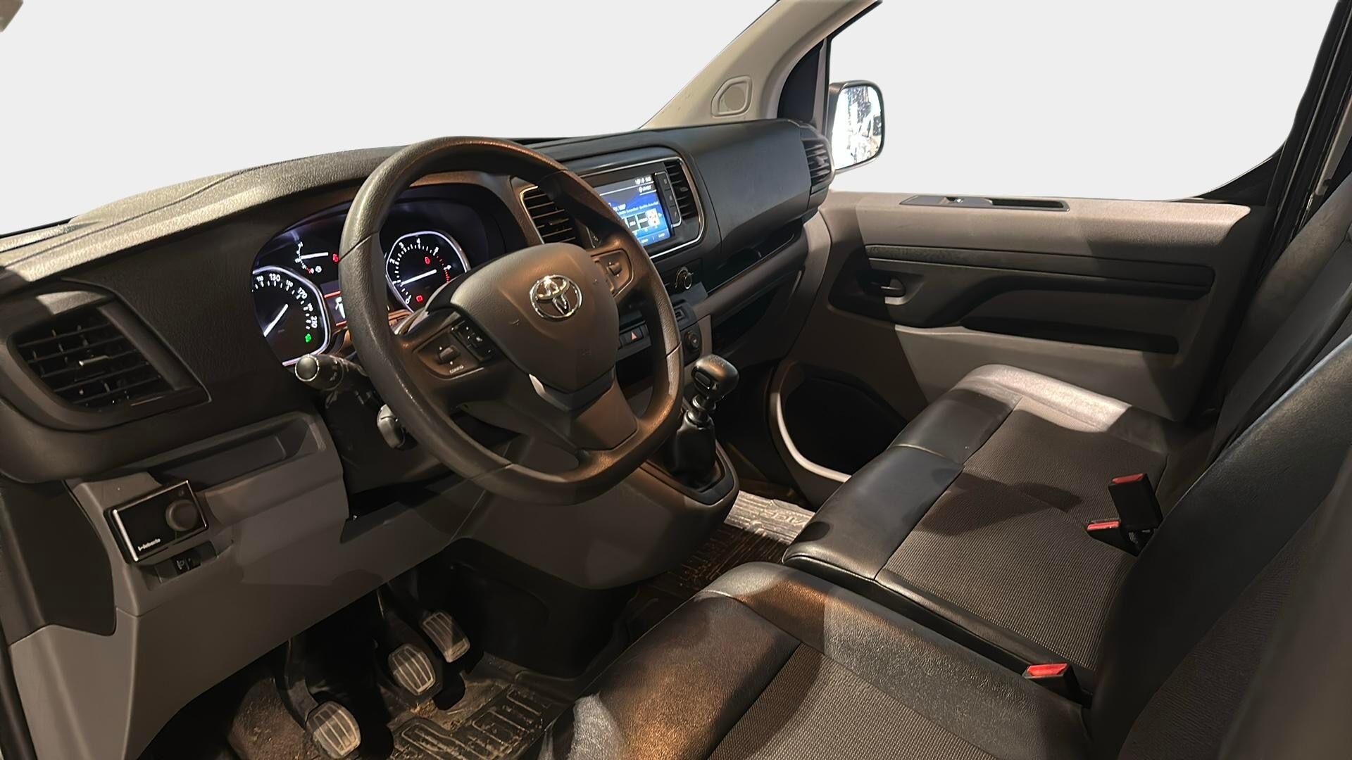 Toyota Proace 2018 L2 2,0 D 120 / Webasto / 270º Kamera / Mirrorlink / BLIS / Navi - Huippuvarusteltu Proace hyvillä Nokian kesä- ja talvirenkailla!