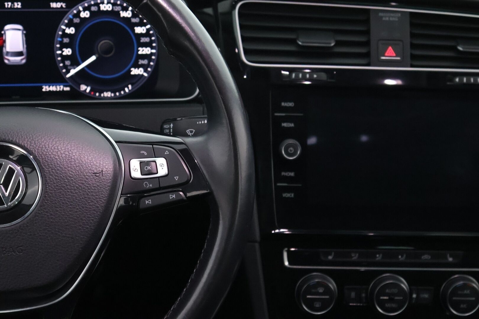 Volkswagen Golf 2017 Variant Highline 2,0 TDI 110 kW (150 hv) DSG-automaatti - Suomiauto / Webasto / Adapt.Vakkari / Peruutuskamera / Kangas-Alcantara / Digimittaristo / KeylessGo / Apple&Android / Hyvät Varusteet!