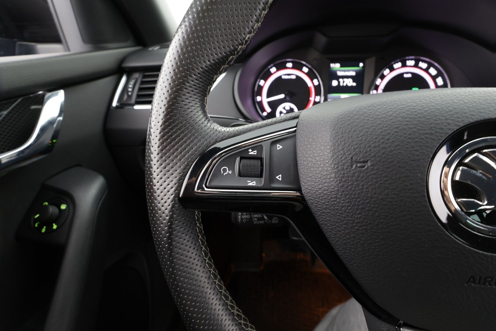 Skoda Octavia 2018 Combi 2,0 TSI RS DSG * Facelift / Webasto / ACC / LED / P.Kamera / Katveavustin / KeylessGO * - Suomi-auto / Kahdet renkaat