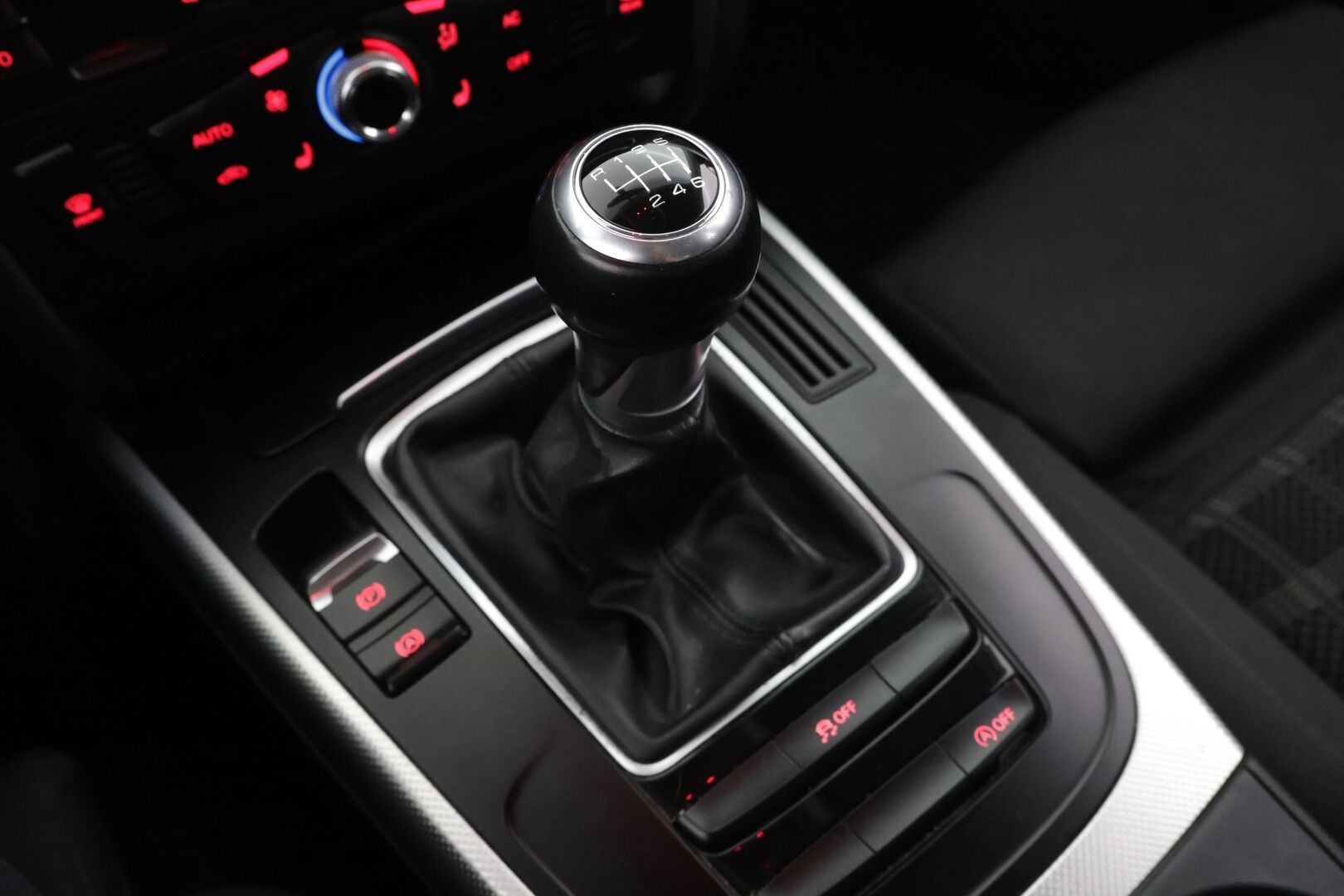 Audi A4 2012 Avant 2,0 TDI 120 kW *Myydään Huutokaupat.comissa!* - | LED | Vähän ajettu! | Siisti! | Vakkari | Keyless | Tutkat | 2x Avaimet sekä renkaat! | HUUTOKAUPAT.COM! |