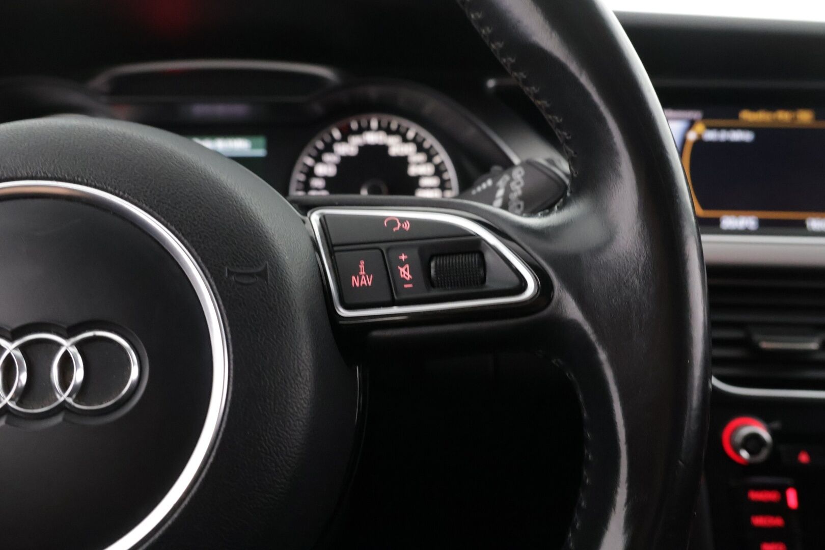 Audi A4 2012 Avant 2,0 TDI 120 kW *Myydään Huutokaupat.comissa!* - | LED | Vähän ajettu! | Siisti! | Vakkari | Keyless | Tutkat | 2x Avaimet sekä renkaat! | HUUTOKAUPAT.COM! |