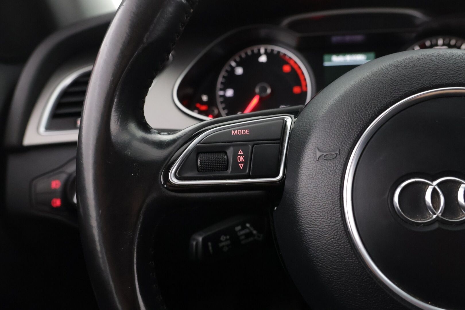 Audi A4 2012 Avant 2,0 TDI 120 kW *Myydään Huutokaupat.comissa!* - | LED | Vähän ajettu! | Siisti! | Vakkari | Keyless | Tutkat | 2x Avaimet sekä renkaat! | HUUTOKAUPAT.COM! |