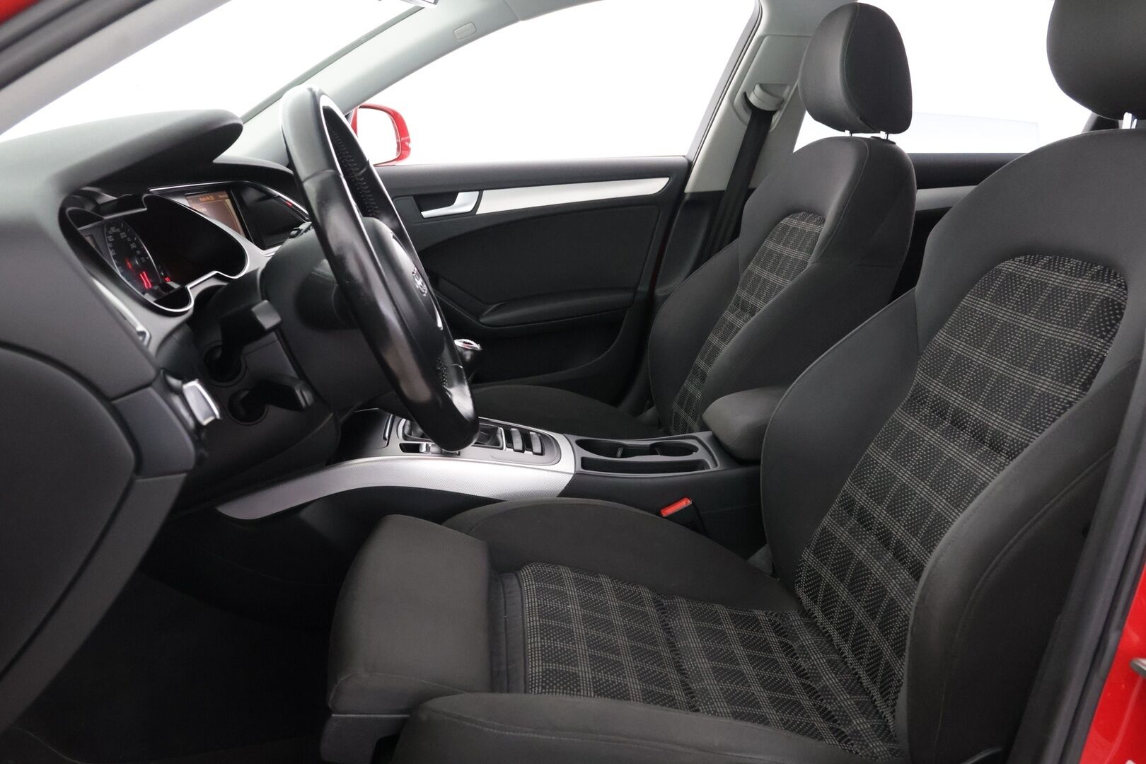 Audi A4 2012 Avant 2,0 TDI 120 kW *Myydään Huutokaupat.comissa!* - | LED | Vähän ajettu! | Siisti! | Vakkari | Keyless | Tutkat | 2x Avaimet sekä renkaat! | HUUTOKAUPAT.COM! |