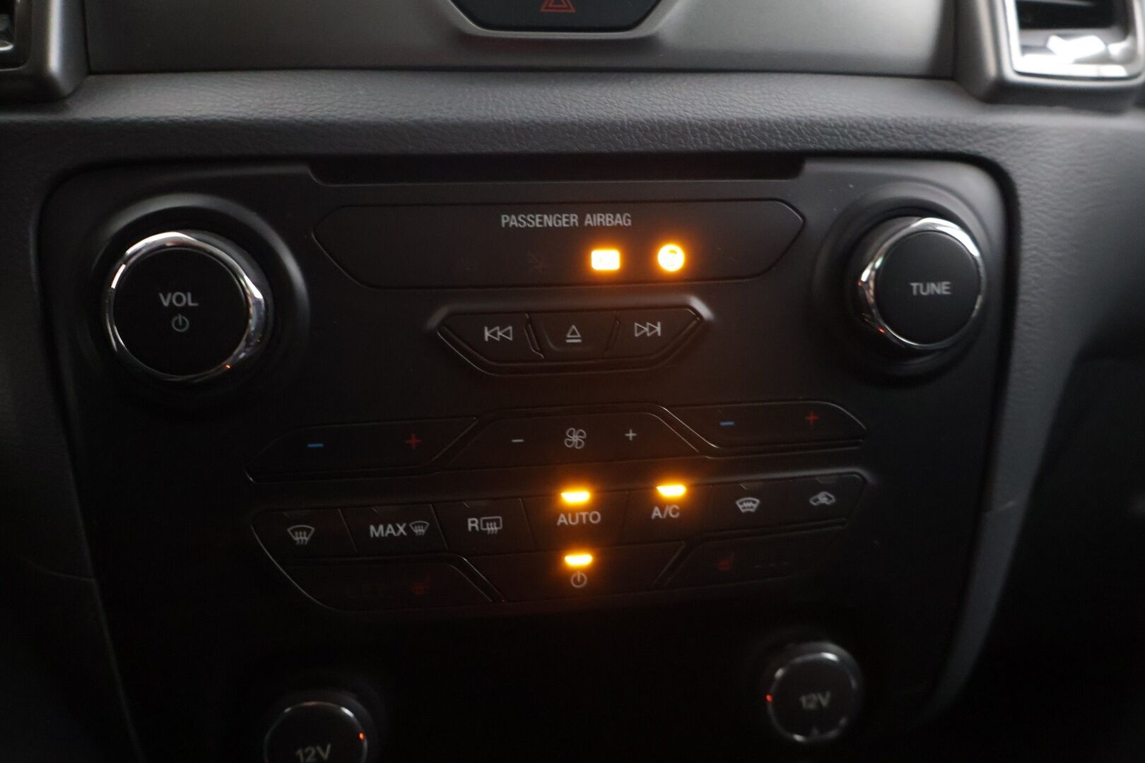 Ford Ranger 2017 Double Cab 3,2TDCi 200 hv Limited 4x4 * Vetokoukku / Peruutuskamera / Lohkolämmitin / Lämm. tuulilasi / Nahkasisusta * - Rekisteröity pakettiautoksi / 3500kg vetomassa