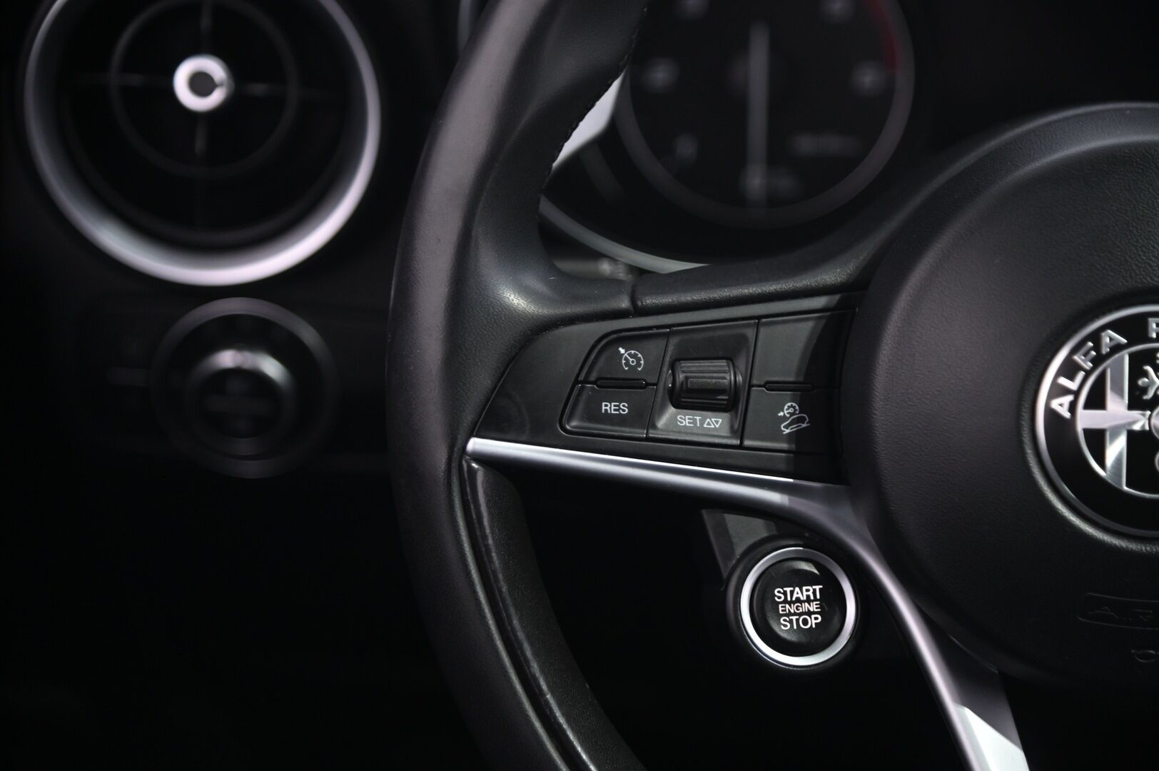 Alfa Romeo Stelvio 2019 2,2 Diesel 210hp AT8 AWD Super - Muistipenkki | Keyless | Kamera | Suomiauto | Lohko | Ratinlämmitin | 2x alut | S-kontti - KORKO VAIN 3,99 %