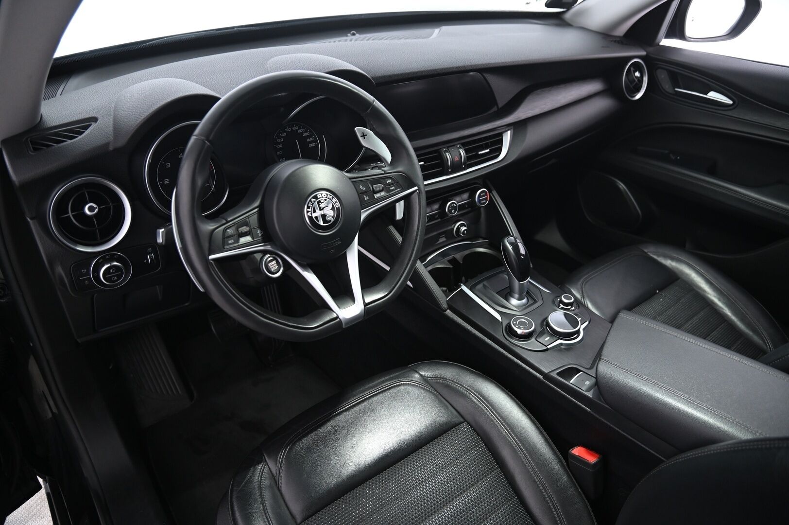 Alfa Romeo Stelvio 2019 2,2 Diesel 210hp AT8 AWD Super - Muistipenkki | Keyless | Kamera | Suomiauto | Lohko | Ratinlämmitin | 2x alut | S-kontti - KORKO VAIN 3,99 %