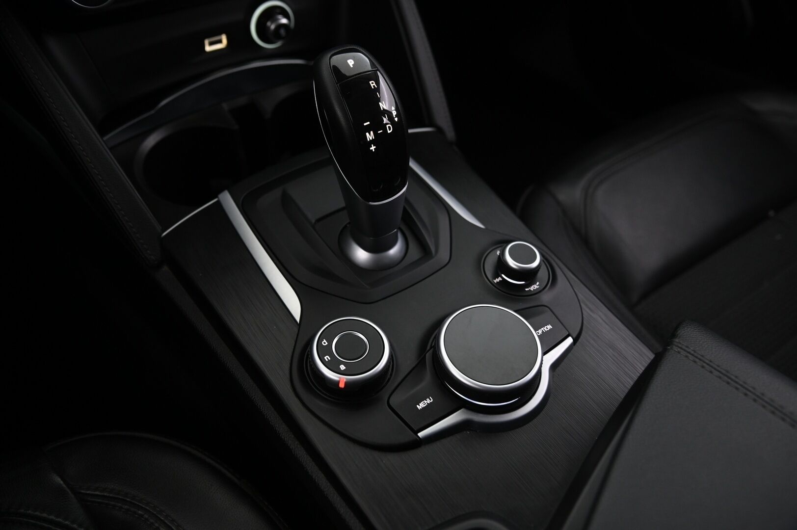 Alfa Romeo Stelvio 2019 2,2 Diesel 210hp AT8 AWD Super - Muistipenkki | Keyless | Kamera | Suomiauto | Lohko | Ratinlämmitin | 2x alut | S-kontti - KORKO VAIN 3,99 %