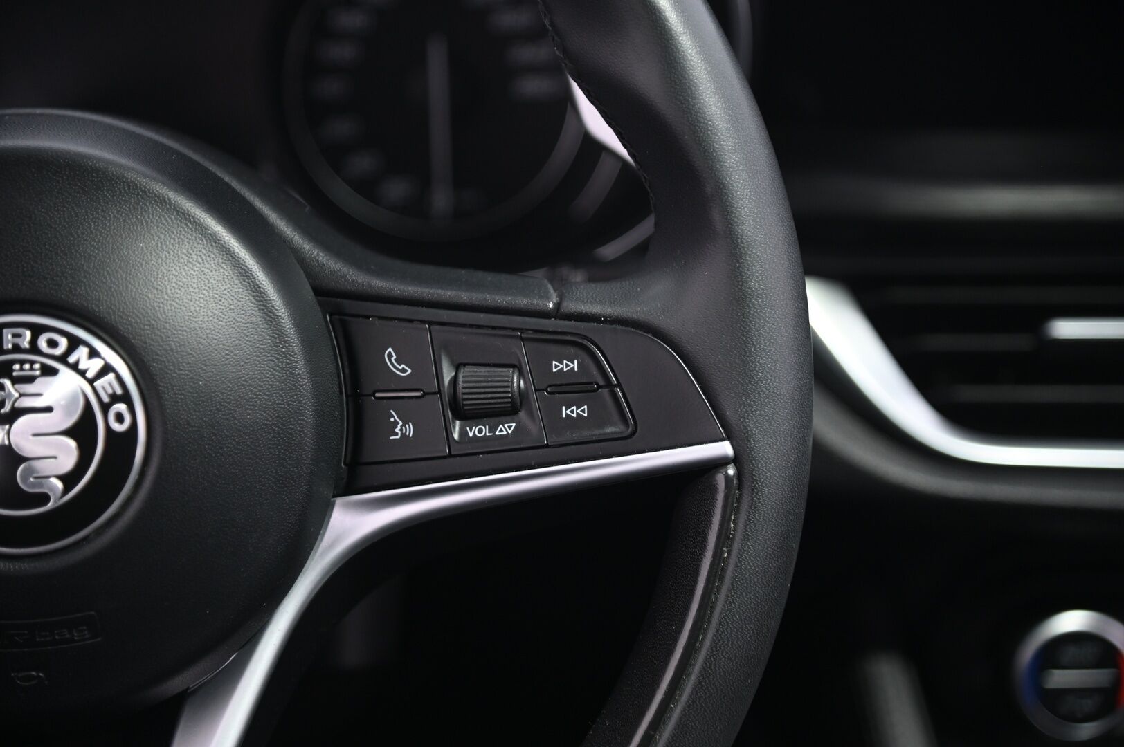 Alfa Romeo Stelvio 2019 2,2 Diesel 210hp AT8 AWD Super - Muistipenkki | Keyless | Kamera | Suomiauto | Lohko | Ratinlämmitin | 2x alut | S-kontti - KORKO VAIN 3,99 %