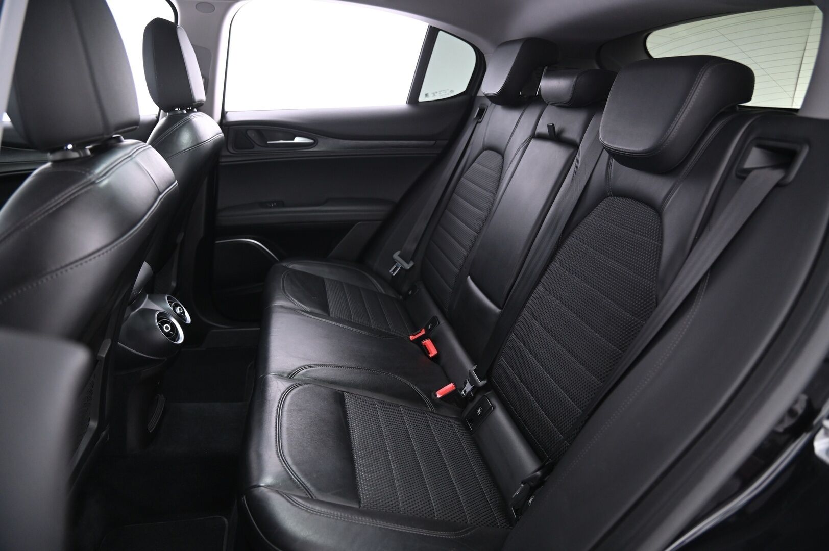 Alfa Romeo Stelvio 2019 2,2 Diesel 210hp AT8 AWD Super - Muistipenkki | Keyless | Kamera | Suomiauto | Lohko | Ratinlämmitin | 2x alut | S-kontti - KORKO VAIN 3,99 %