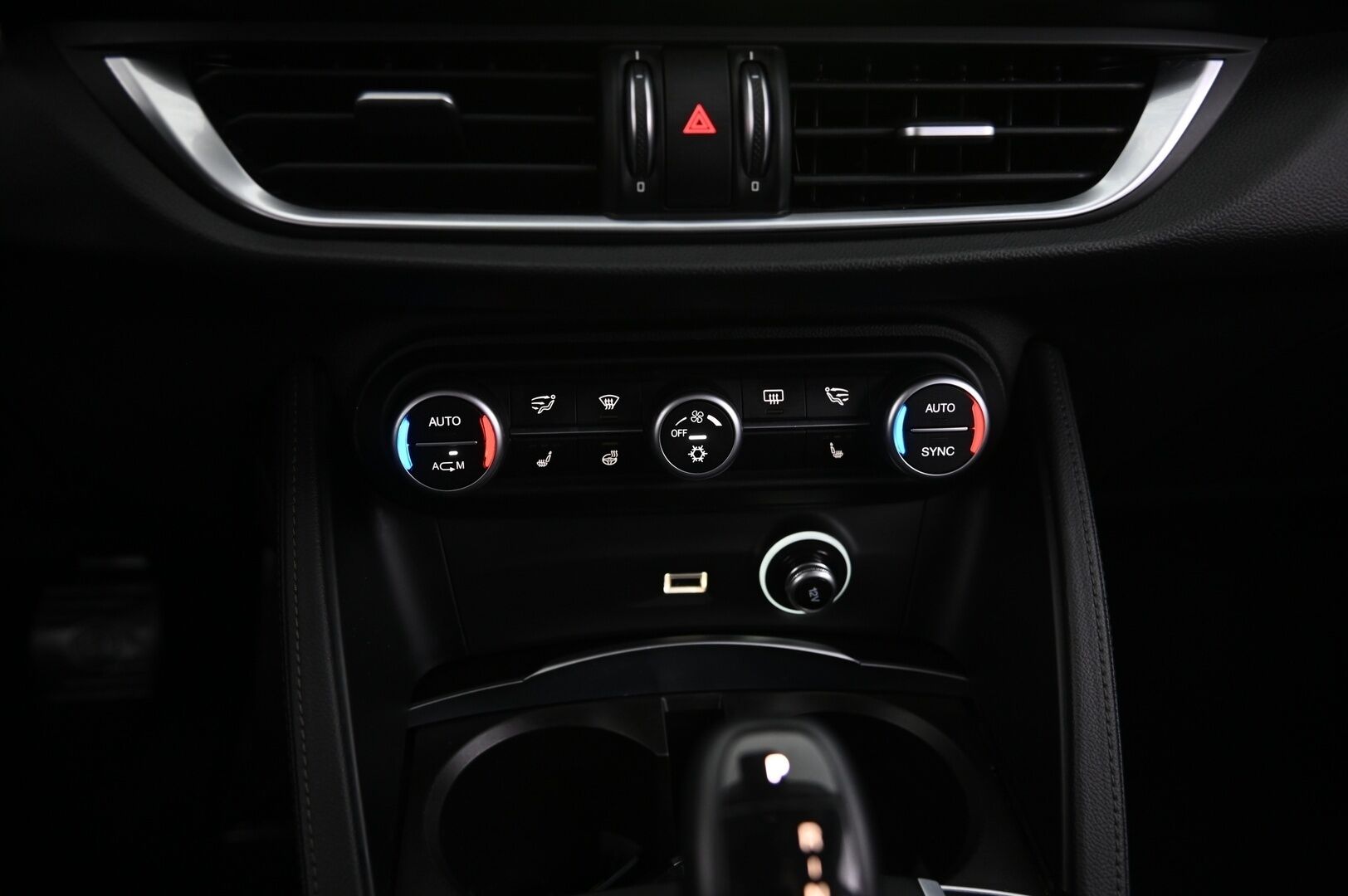 Alfa Romeo Stelvio 2019 2,2 Diesel 210hp AT8 AWD Super - Muistipenkki | Keyless | Kamera | Suomiauto | Lohko | Ratinlämmitin | 2x alut | S-kontti - KORKO VAIN 3,99 %