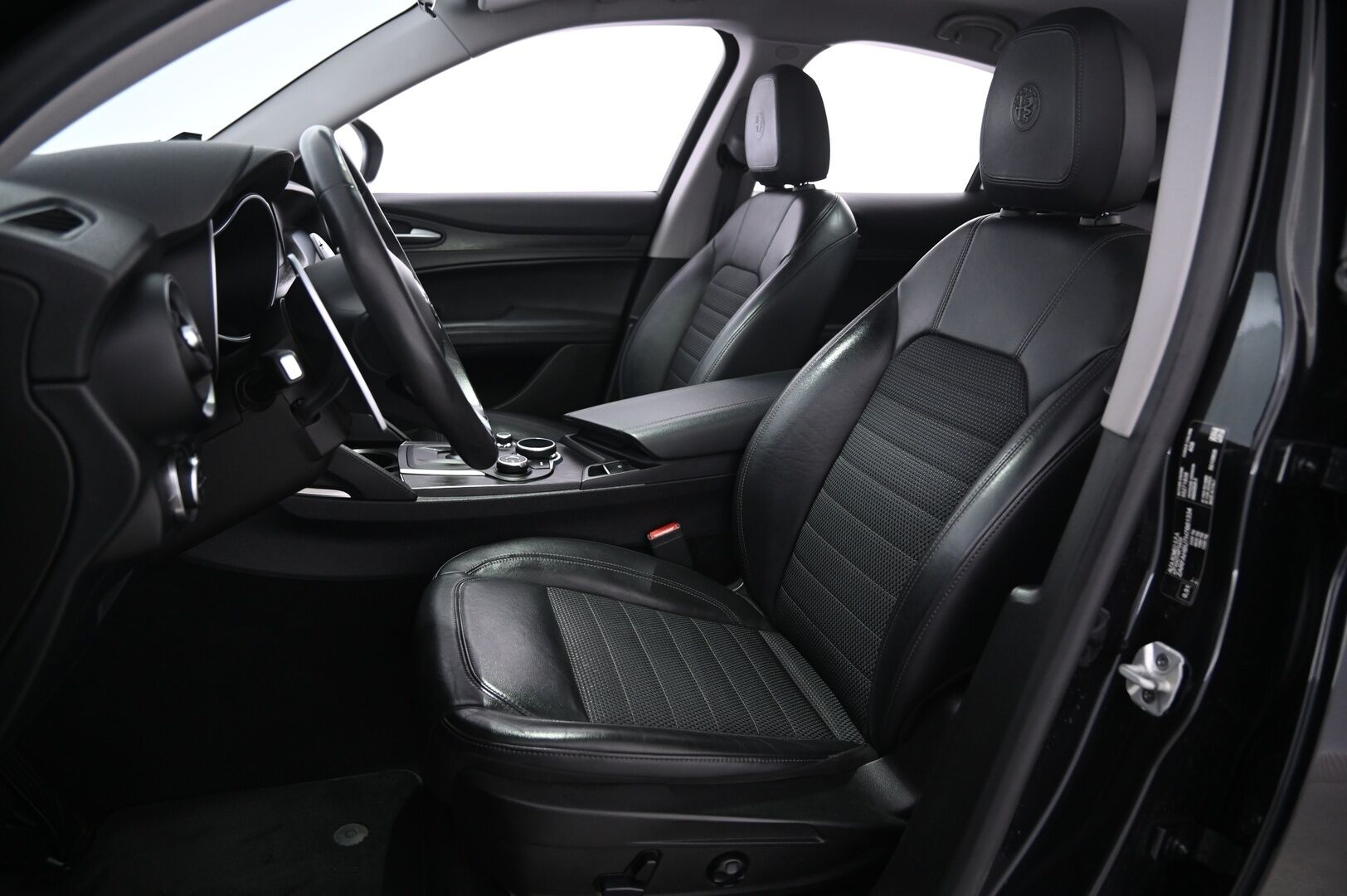 Alfa Romeo Stelvio 2019 2,2 Diesel 210hp AT8 AWD Super - Muistipenkki | Keyless | Kamera | Suomiauto | Lohko | Ratinlämmitin | 2x alut | S-kontti - KORKO VAIN 3,99 %
