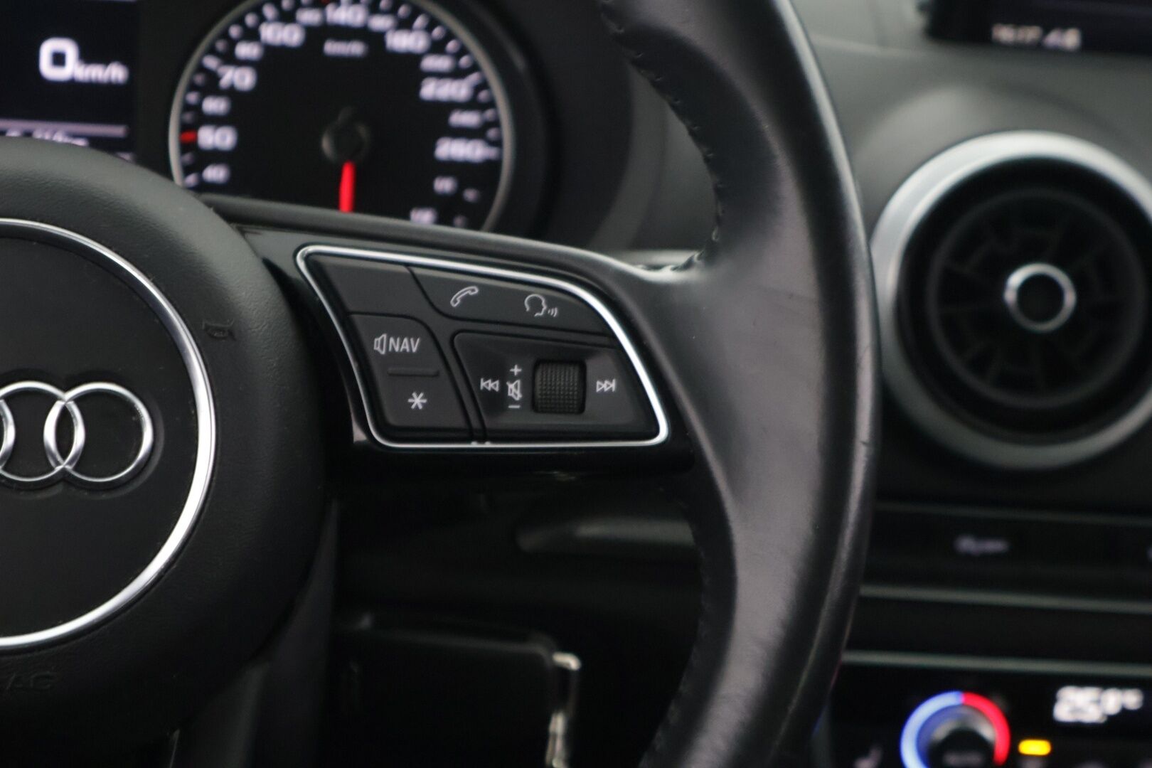 Audi A3 2018 1.6 TDI Sportback Business ** Suomi-Auto / Siisti! / Vakkari / Nahka-Alcantara - Taloudellinen / Facelift / Huippu renkaat - HULLUT AVAJAISHULINAT KORKOTARJOUS 3,29 %