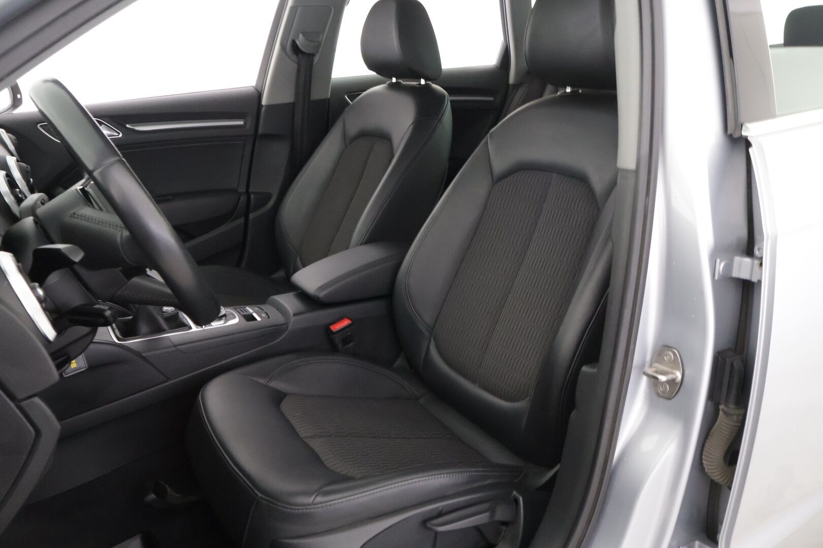 Audi A3 2018 1.6 TDI Sportback Business ** Suomi-Auto / Siisti! / Vakkari / Nahka-Alcantara - Taloudellinen / Facelift / Huippu renkaat - HULLUT AVAJAISHULINAT KORKOTARJOUS 3,29 %