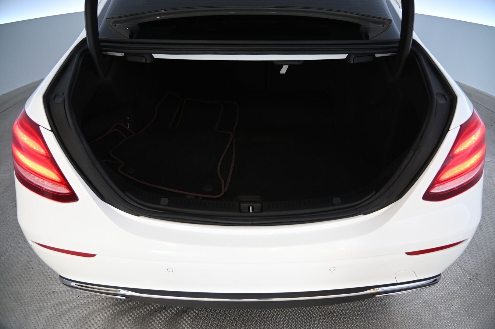 Mercedes-Benz E 2017 200 Sedan A Business *Peruutuskamera / Navi / Blis / Multibeam / Ambient* - * Siisti / 2x vanteet ja renkaat*